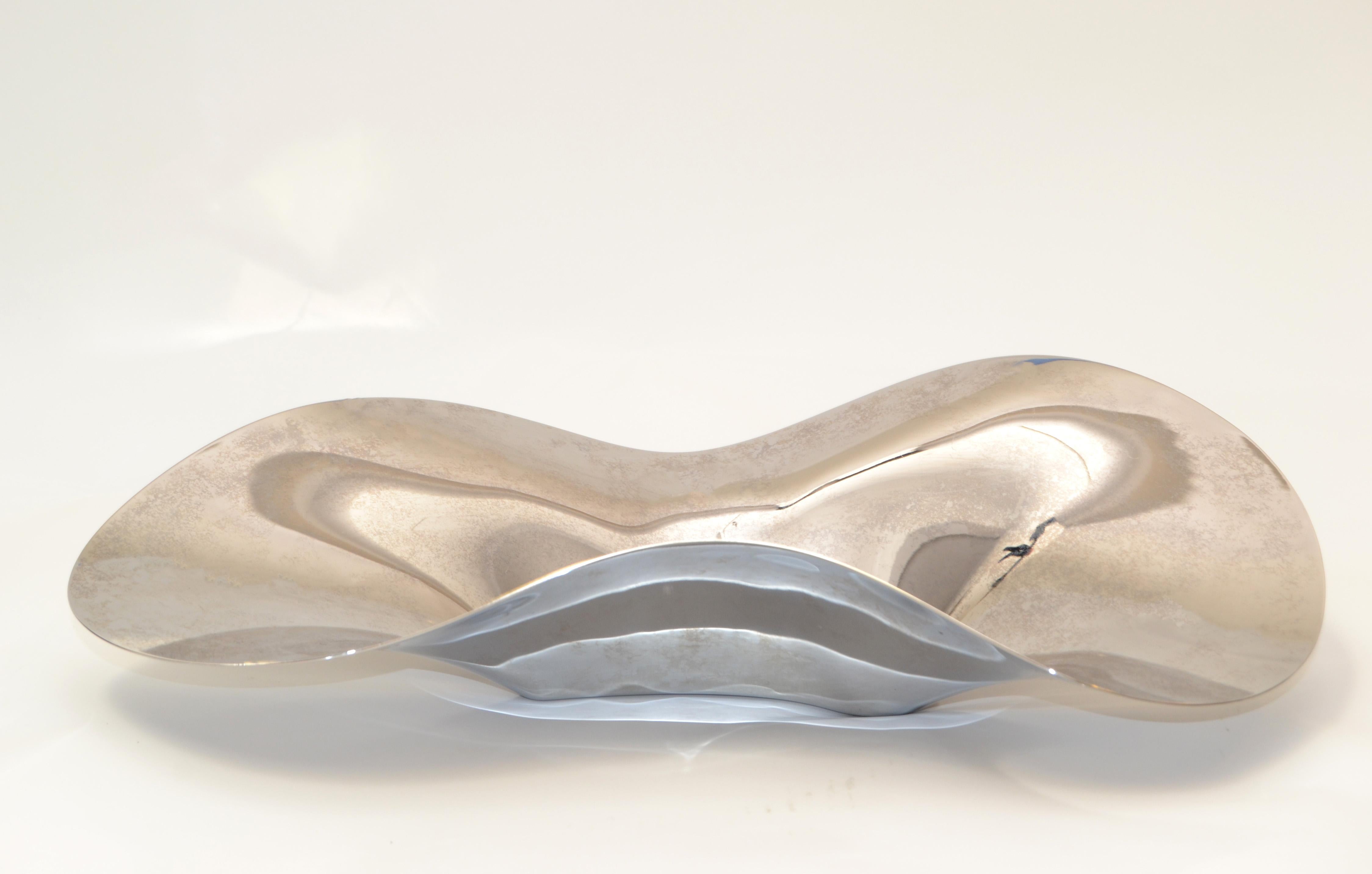 Original Georg Jensen Wave Servierschale aus verspiegeltem Edelstahl, Mid-Century Modern, hergestellt in Dänemark.
Darunter ist markiert.
Die frei geformte Schale eignet sich gut als Mittelstück für Obst oder Snacks.