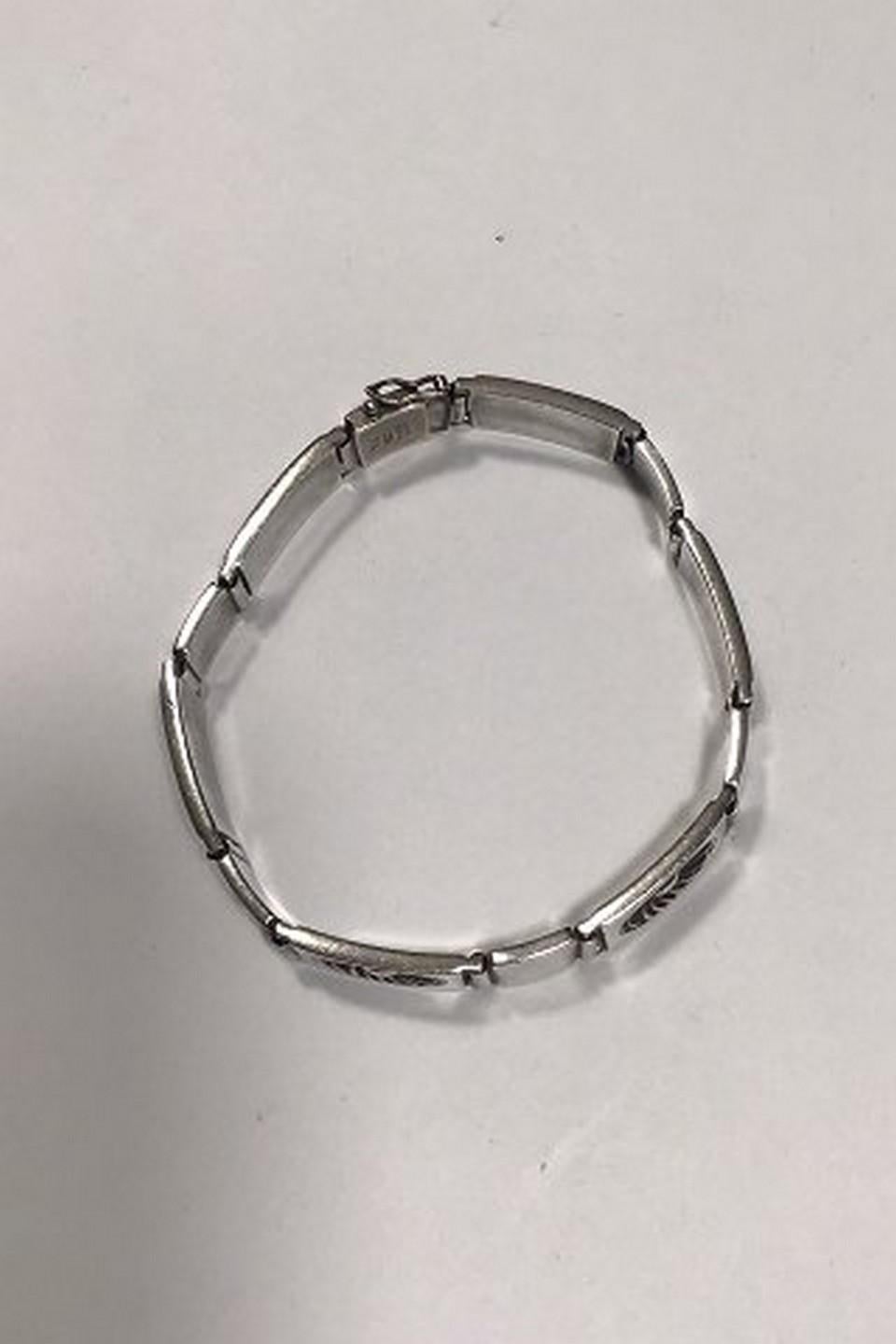 Georg Jensen & Wendel Pulsera de plata de ley nº 56A Henry Pilstrup Medidas 22,5 cm(8 55/64 in) Peso 56,2 gr/1,99 oz
Nº de artículo: 433219