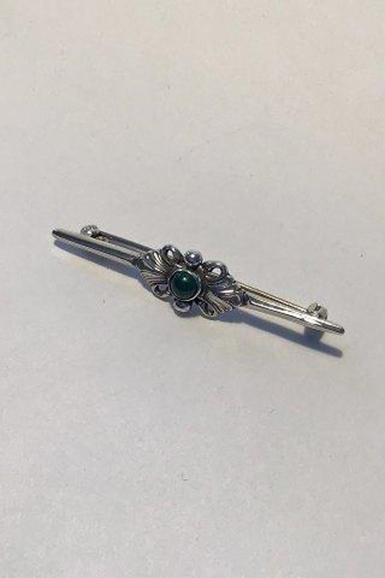 Georg Jensen & Wendel Spilla in argento sterling n. 214 Agata verde. 

Misura 5,5 cm / 2 11/64 in. Peso circa 6 g / 0,20 oz. Dal 1945 al 1952.