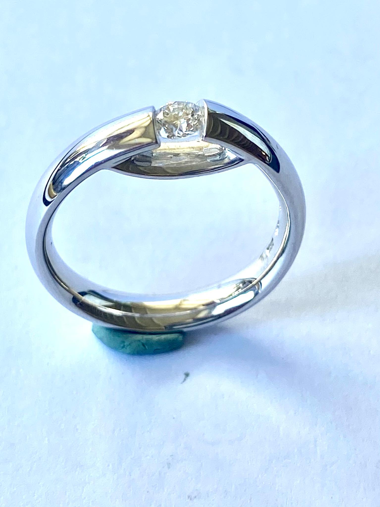 One (1) 18K. White Gold Ring , stamped: 750 & Georg Jensen.
Set woth one (1) Round Brilliant Cut Natural Diamond = 0.22 ct VVS-F
Total Weight± 6.68 grams.
Size ±  17,25 (54)  USA (7)  UK: N   (attention: Size can not be changed)
This Original Georg