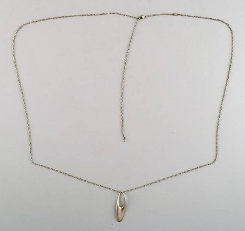 Georg Jensen. Zephyr chain in sterling silver.
Length of chain 45 cm. Length of pendant 4.2 cm.
Design Regitze Overgaard. No. 500.
In perfect condition.
Stamped.