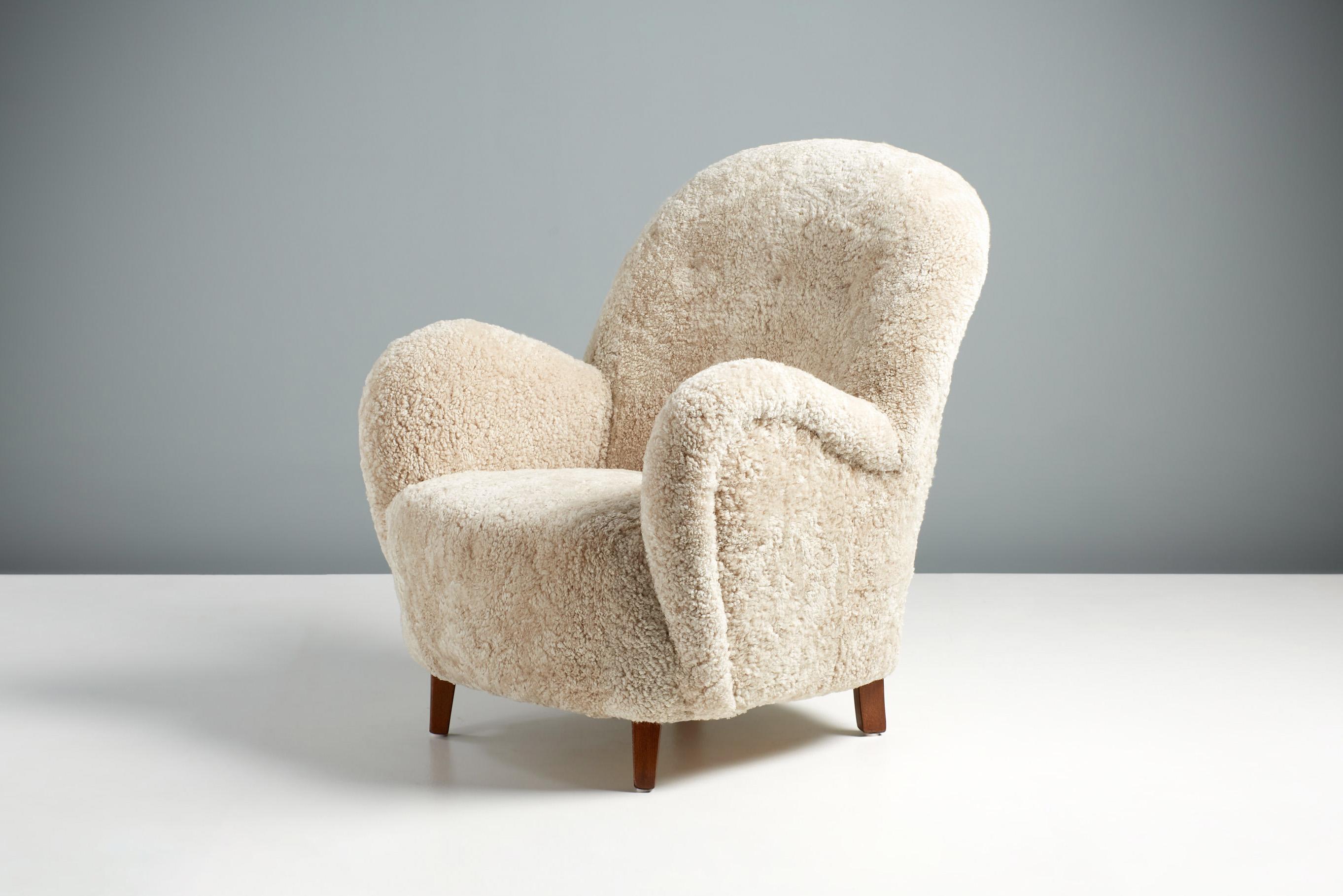 Sillón Georg Kofoed de piel de oveja, hacia 1930.

Este diseño atribuido al ebanista George Kofoed resume a la perfección el estilo danés imperante en la década de 1930. El acogedor respaldo curvado y los brazos se prestan perfectamente a la nueva
