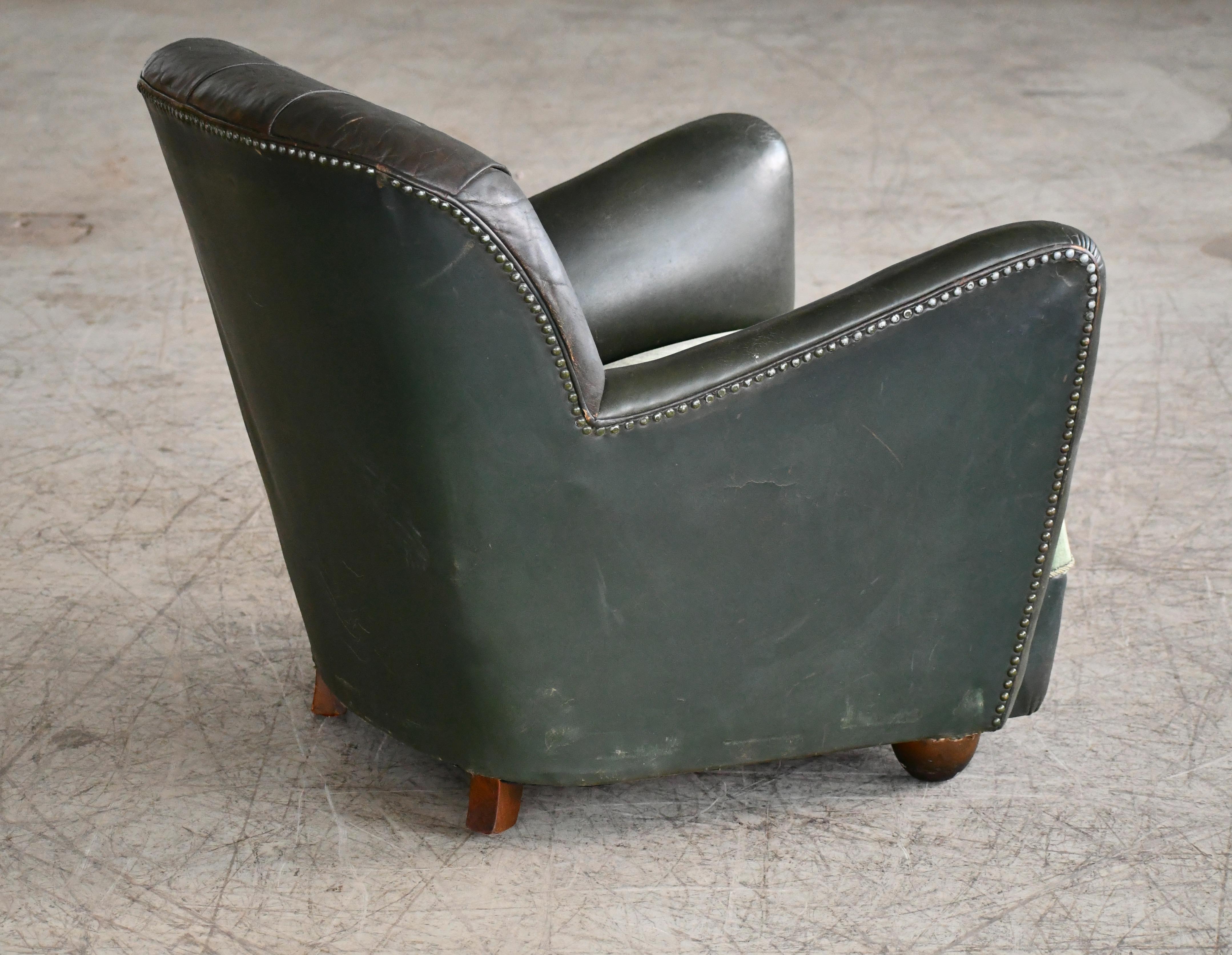 Georg Kofoed Attributed Danish 1940s Lounge Chair in Tufted Dark Green Leather In Good Condition In Bridgeport, CT