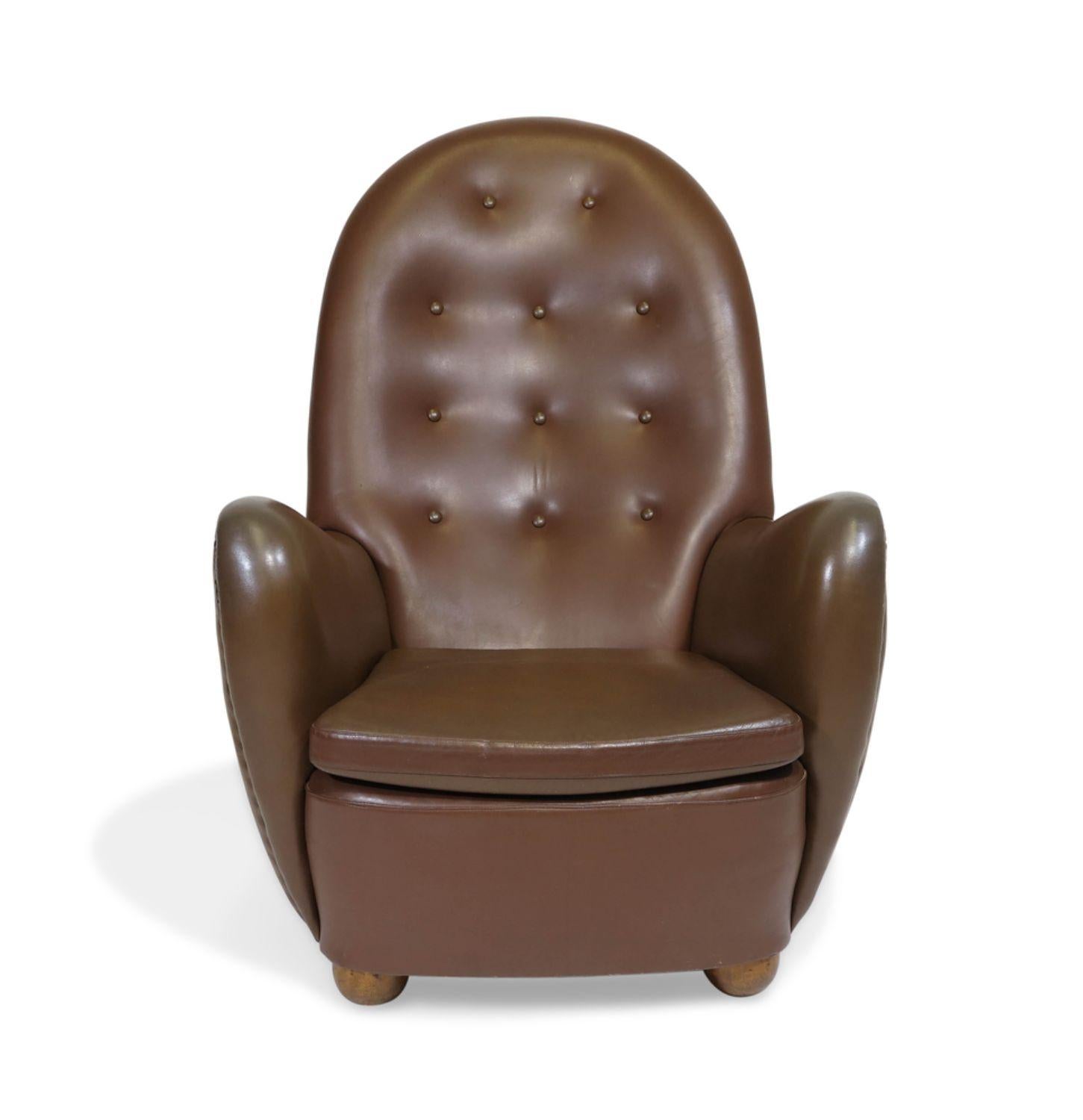 Seltener dänischer Loungesessel mit hoher Rückenlehne aus den 1940er Jahren, entworfen von George Kofoed, ca. 1940, Dänemark. Dieser exquisite Sessel zeichnet sich durch eine dramatisch abgerundete Rückenlehne und eine skulpturale Form aus, mit