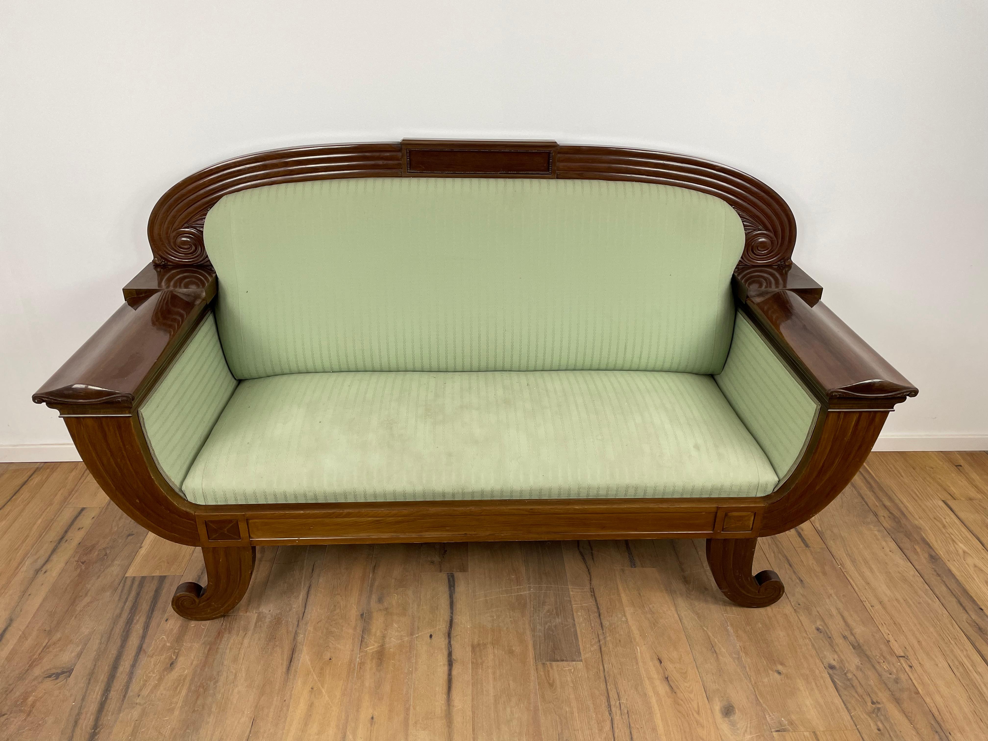 Art-Déco-Sofa aus Nussbaumholz, mit original grünem Stoff und Oberfläche von Georg Kofoed (Art déco) im Angebot