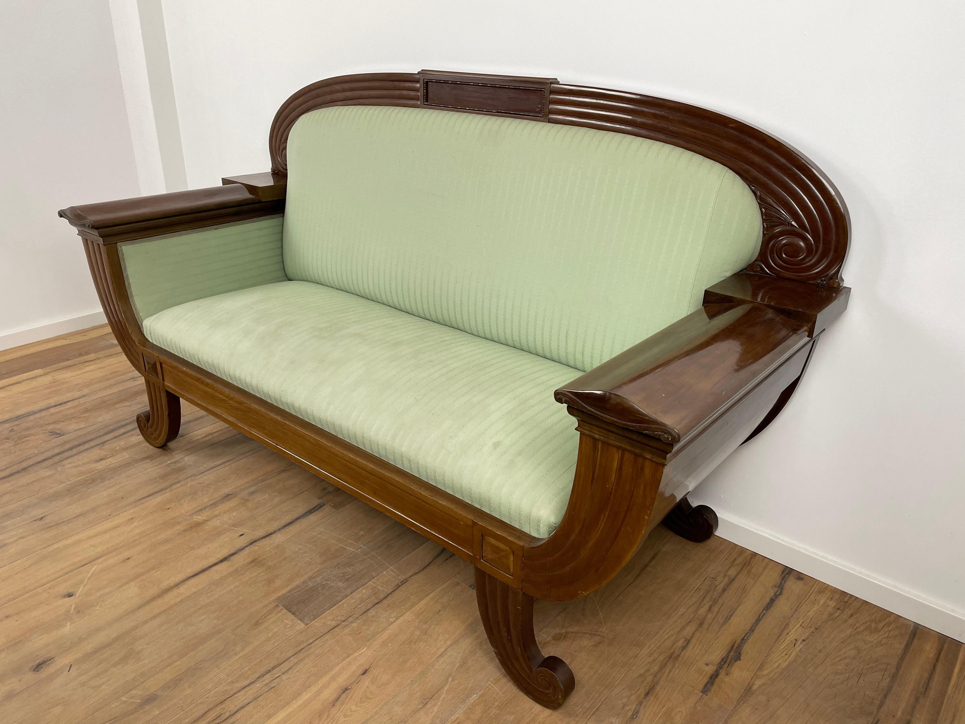 Art-Déco-Sofa aus Nussbaumholz, mit original grünem Stoff und Oberfläche von Georg Kofoed (Dänisch) im Angebot