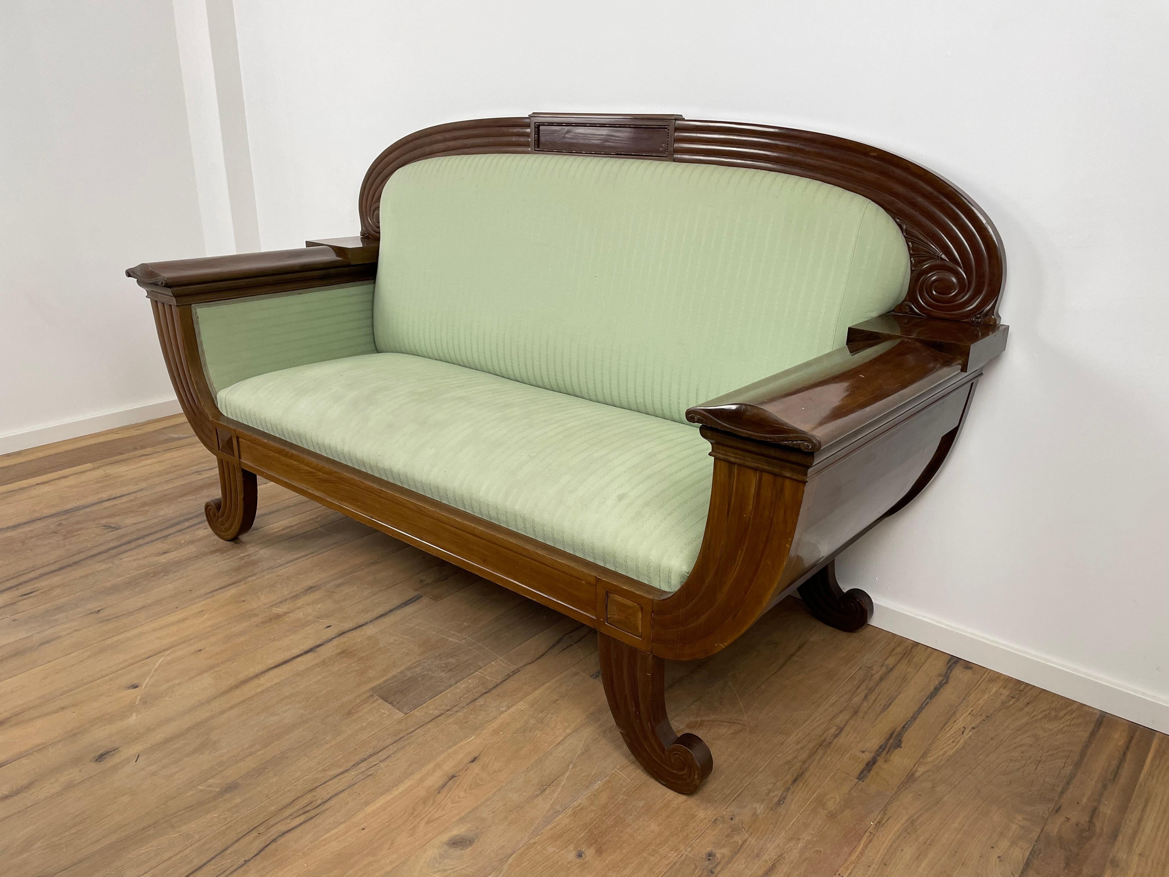 Art-Déco-Sofa aus Nussbaumholz, mit original grünem Stoff und Oberfläche von Georg Kofoed (Geschnitzt) im Angebot