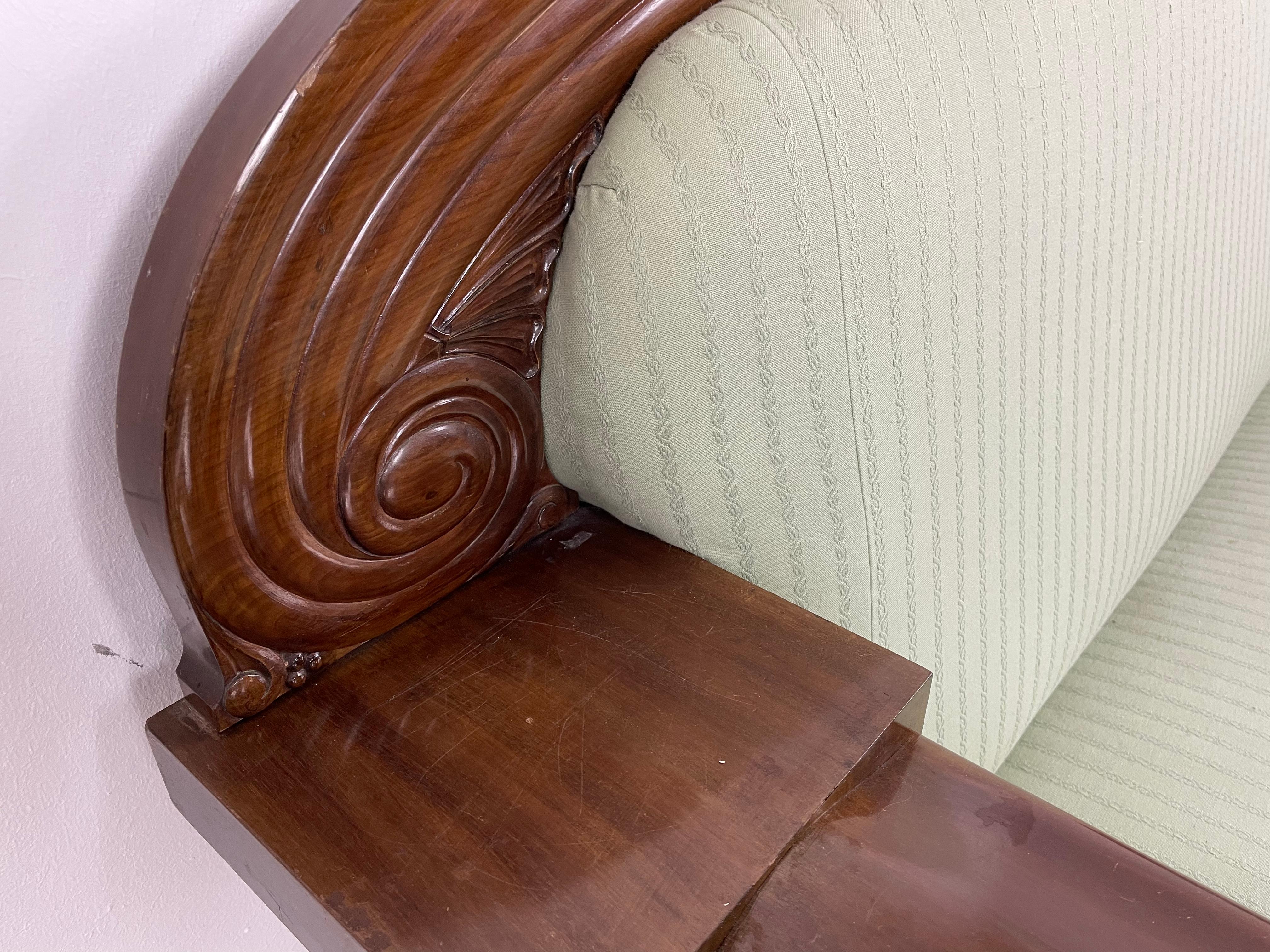 Art-Déco-Sofa aus Nussbaumholz, mit original grünem Stoff und Oberfläche von Georg Kofoed im Angebot 1