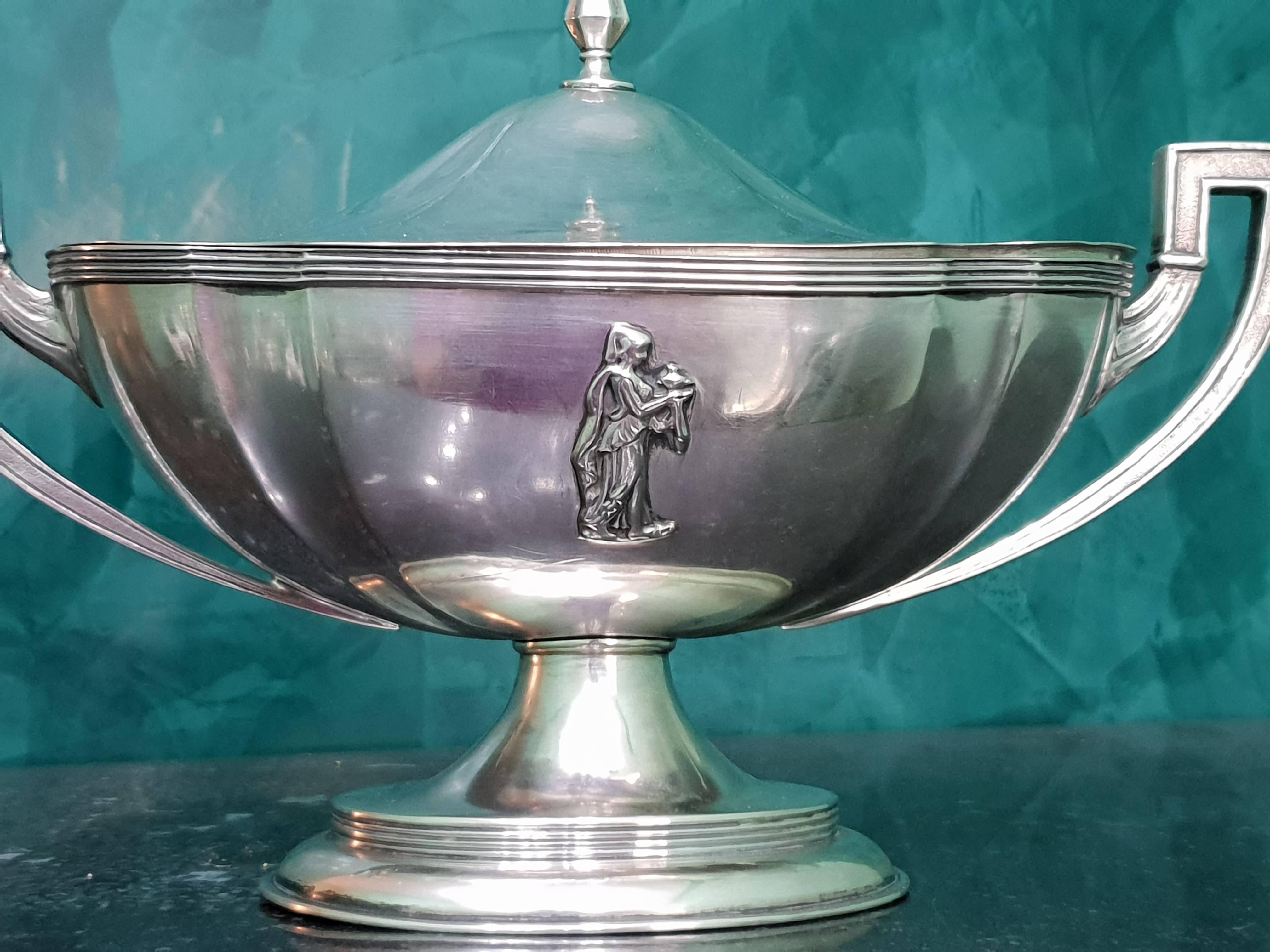 Georg Roth & CO - Hanauer Silber Manufactur - 1891-1906

Gothic Revival soup bowl in silver 800/1000 realized at the end of XIX century from Georg Roth in the independent city of Hanau. 

The soup bowl imitates the old gothic German style of 15