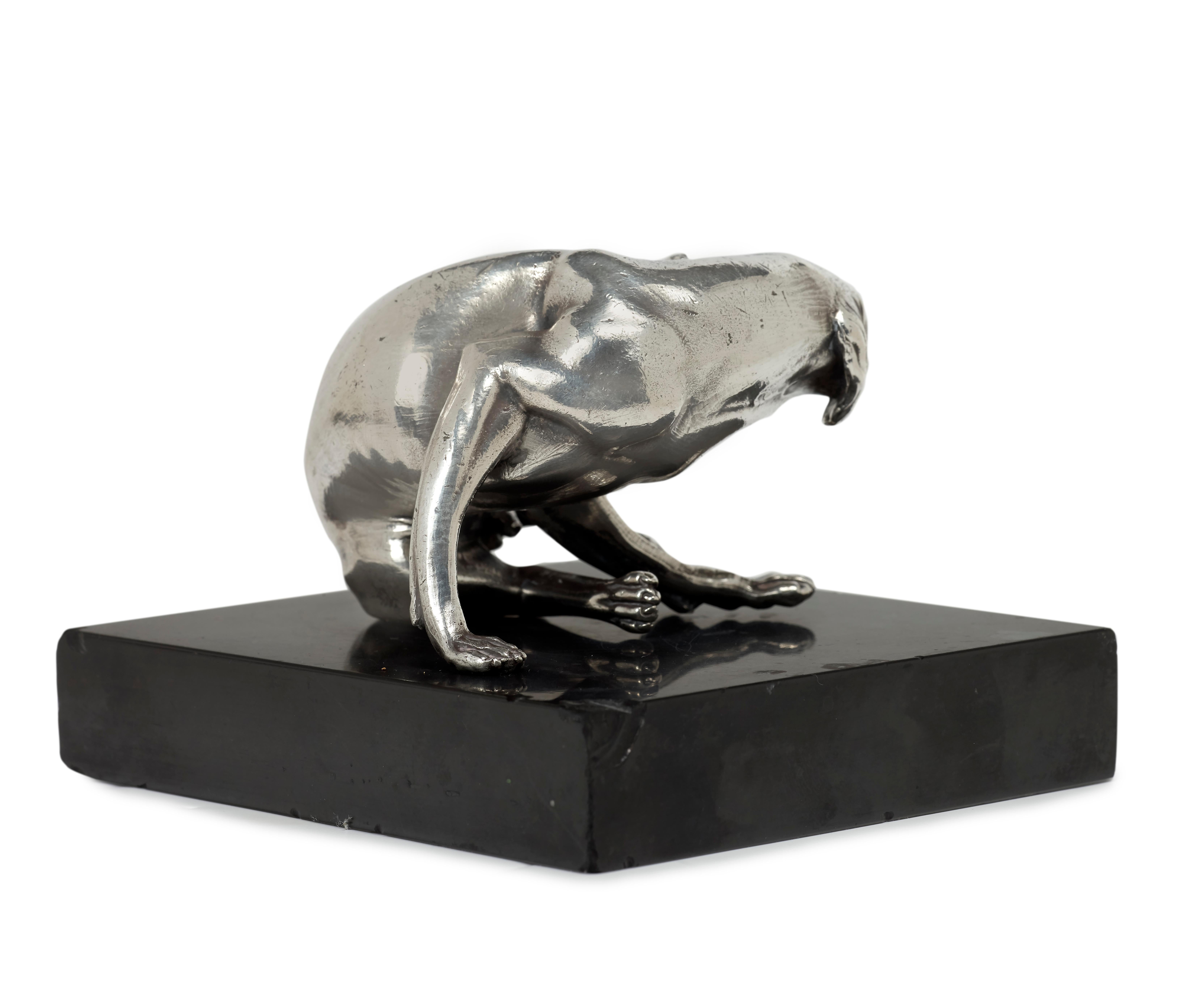 Hunde, der sein Ohr kratzt (Silber), Figurative Sculpture, von Georg Schweigger