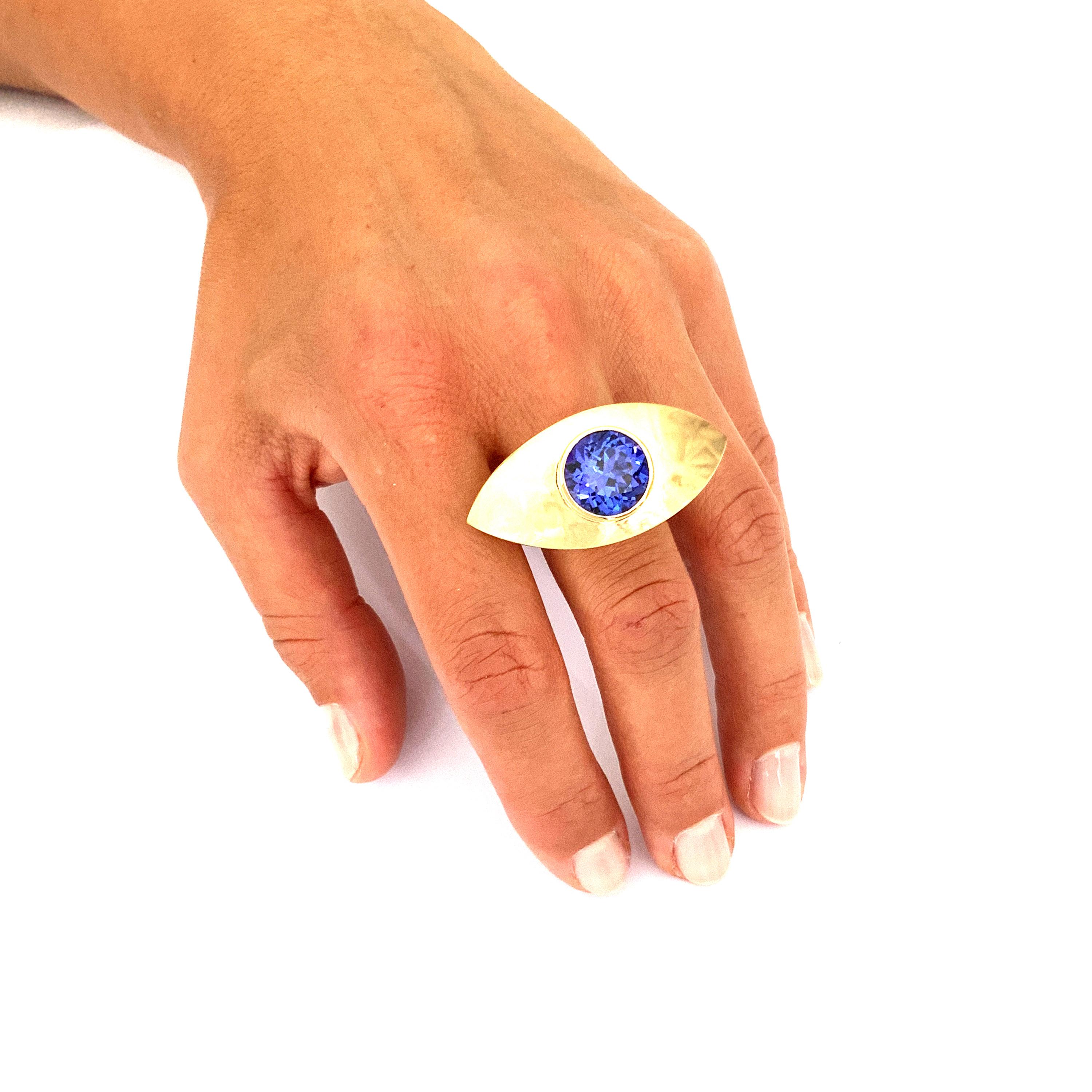  Georg Spreng - Eye Ring 18 Karat Yellow Gold with Round Natural Blue Tanzanite In New Condition For Sale In Waldstetten, DE