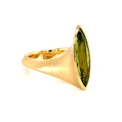 Georg Spreng - Twist Ring 18 Karat Yellow Gold with green Peridot Marquise