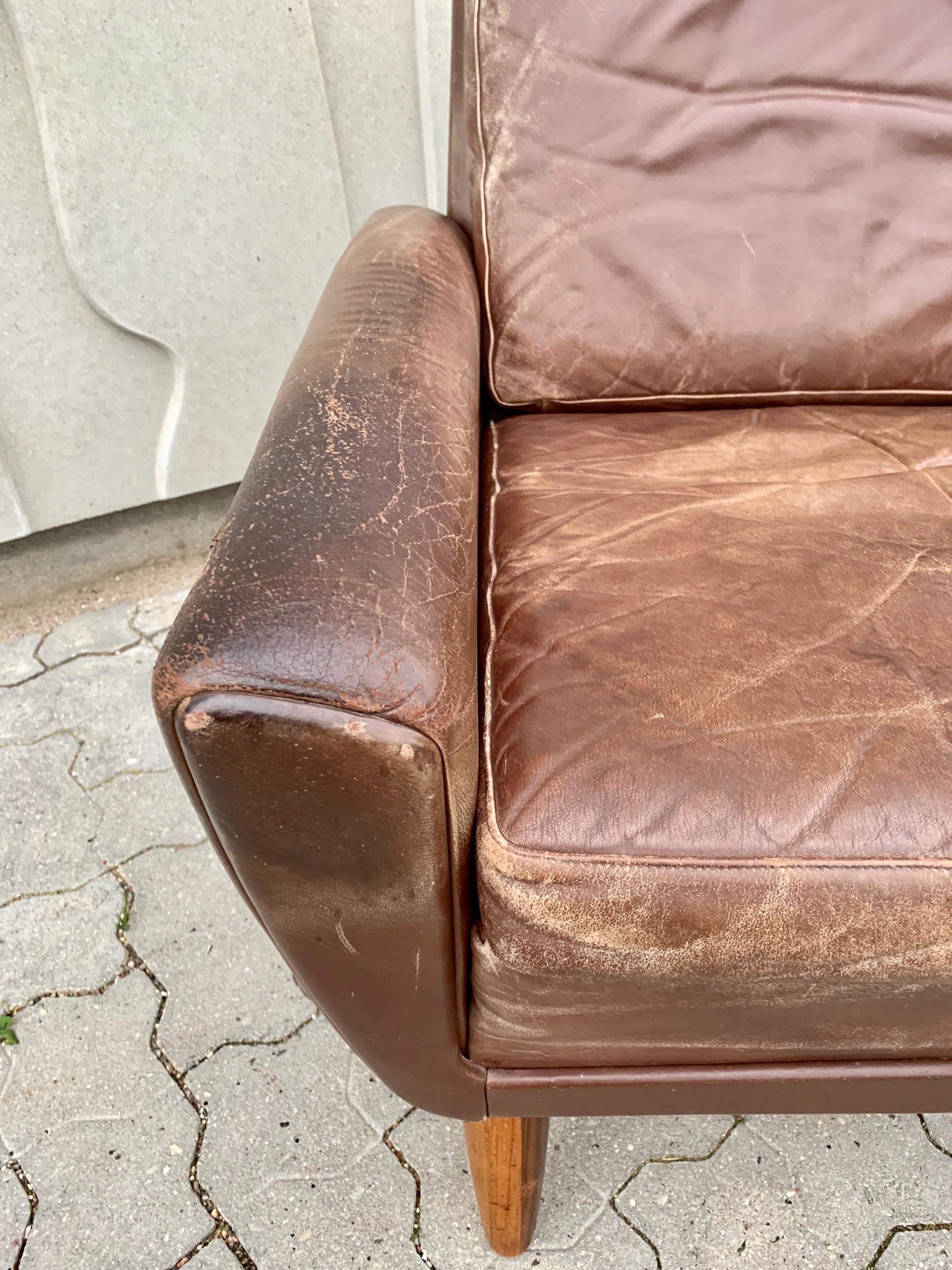 Classic Danish, 1960s easy chair designed by Georg Thams in lovely brown colored leather on tapered teak legs. Manufactured by Vejen Polstermøbelfabrik. Elegant and with great comfort. Versatile piece with the leather showing lovely patina and