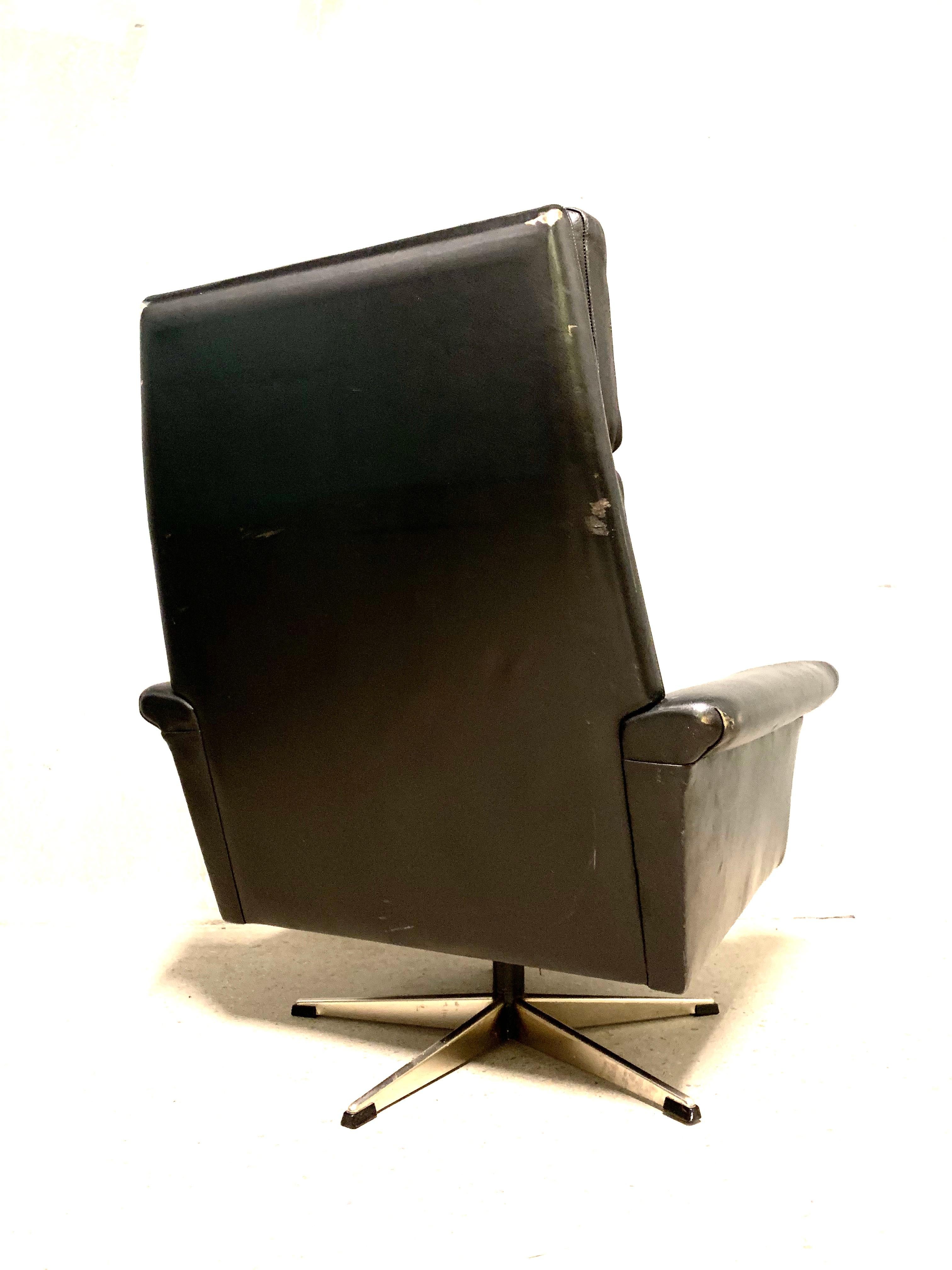 Mid-Century Modern Georg Thams Danish High Back Swivel Lounge Chair in Black Leather
