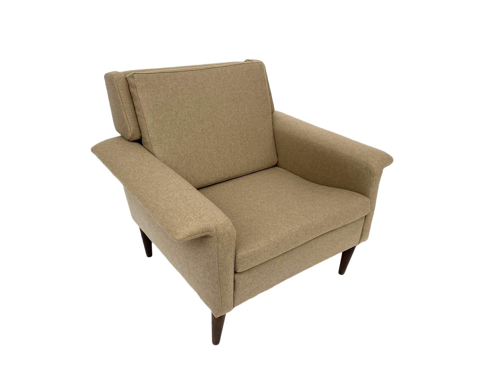 A beautiful Danish beige wool club armchair by Georg Thams Kvalitet for Vejen Polstermøbelfabrik, this would make a stylish addition to any living or work area.

The chair has a wide seat and padded backrest for enhanced comfort. A striking piece of