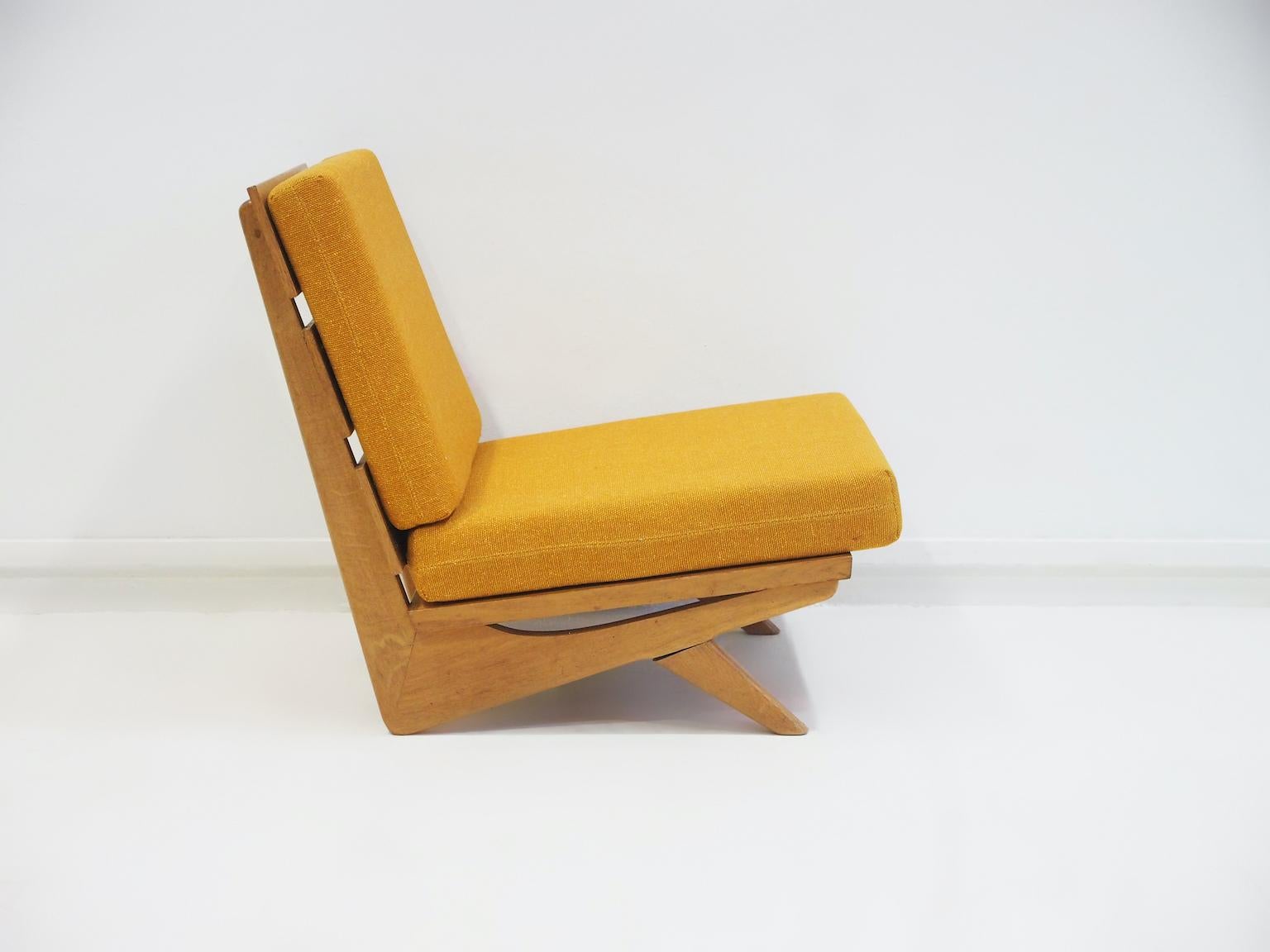 Georg Thams Lounge Chair with Beech Frame and Mustard Fabric Upholstery In Good Condition For Sale In Madrid, ES