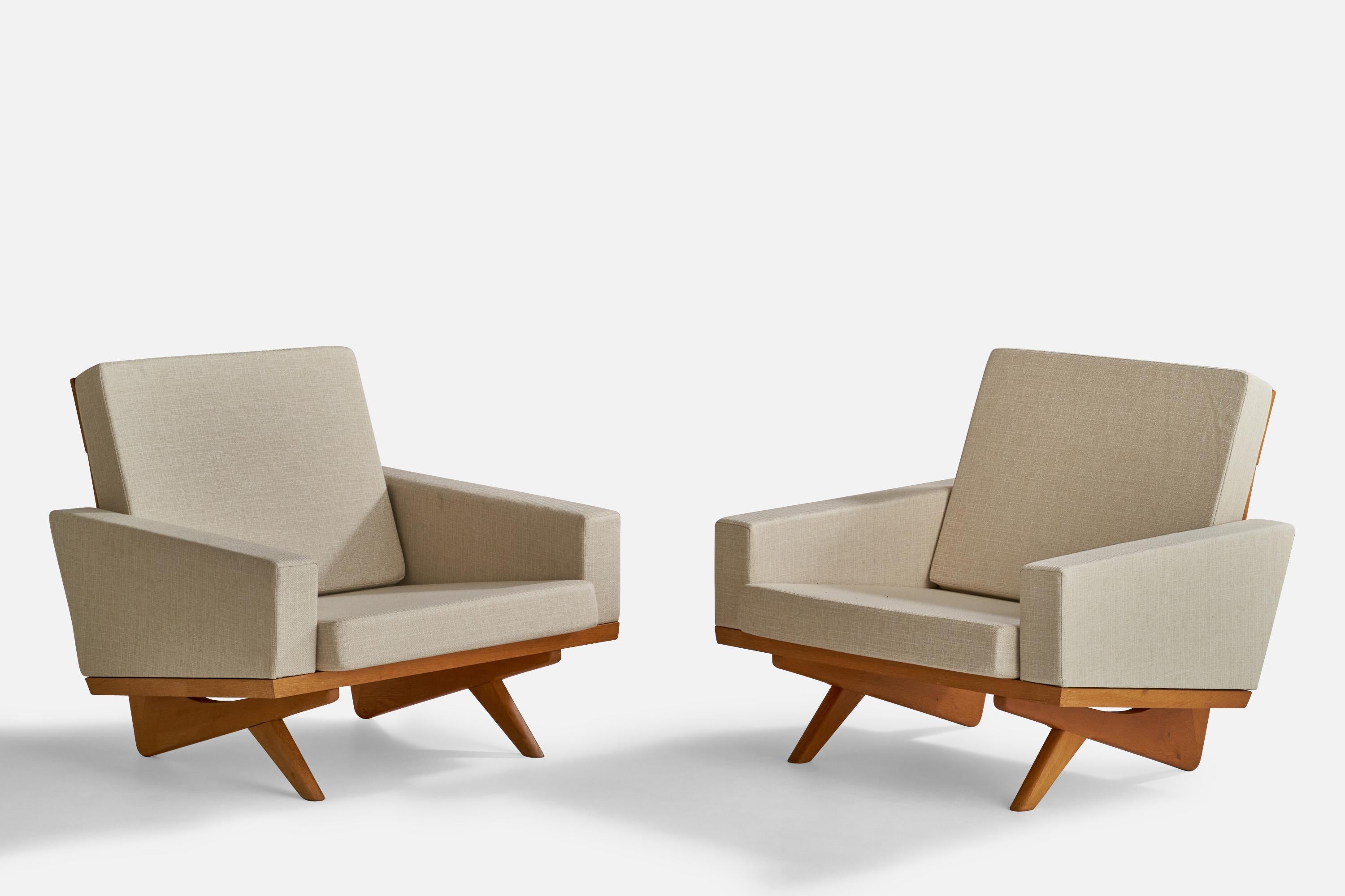A pair of oak and white fabric lounge chairs designed by Georg Thams in 1964 and produced by Vejen Polstermøbelfabrik, Denmark, 1960s

Seat height: 13.75