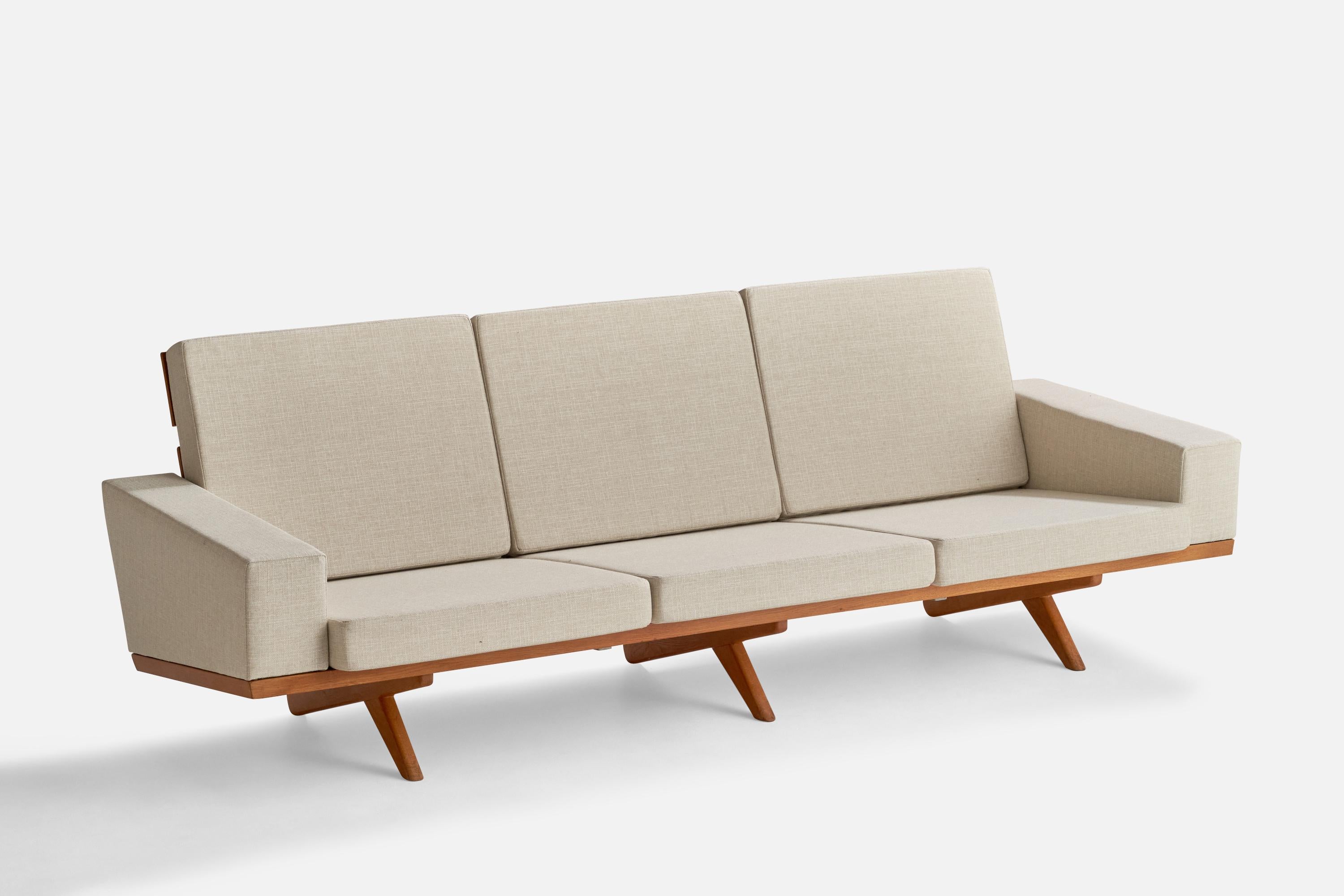 An oak and white fabric sofa designed by Georg Thams in 1964 and produced by Vejen Polstermøbelfabrik, Denmark, 1960s.

Seat height: 13.5”