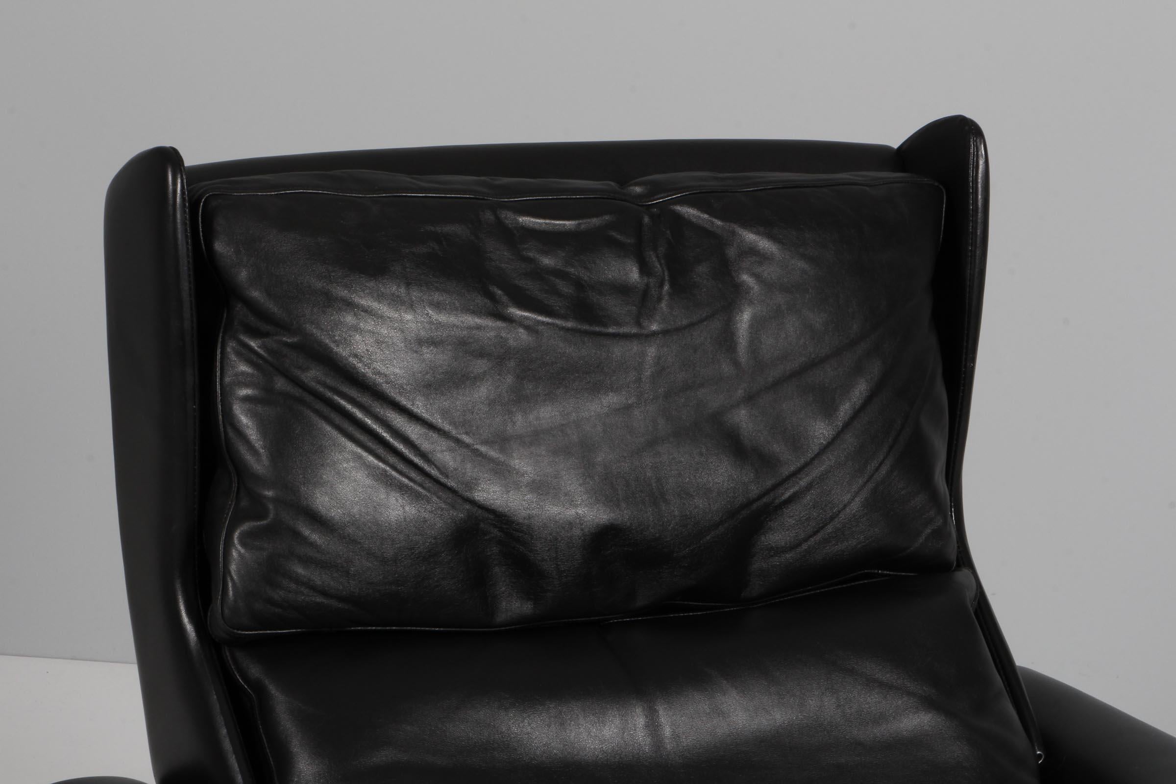 Scandinavian Modern Georg Thams swivel lounge chair with ottoman, original black leather.