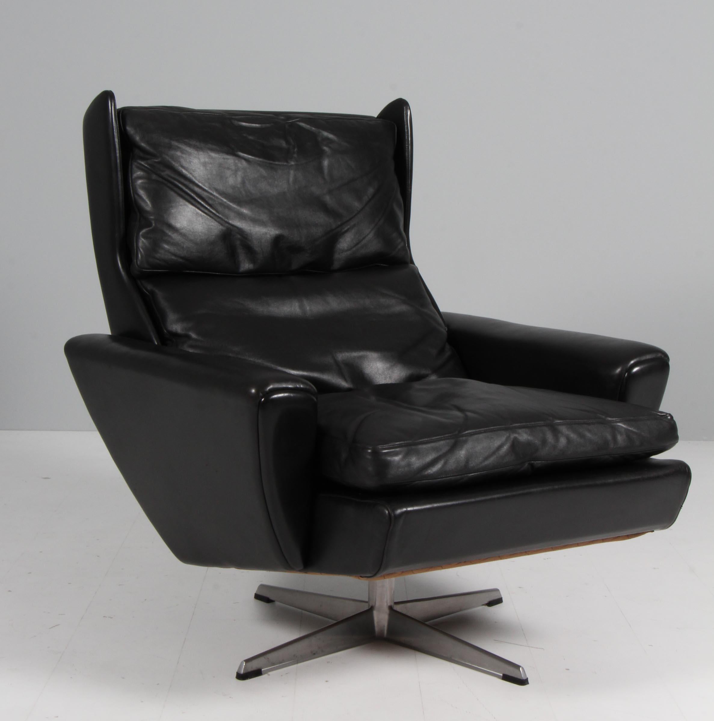 Georg Thams swivel lounge chair with ottoman, original black leather. In Good Condition In Esbjerg, DK