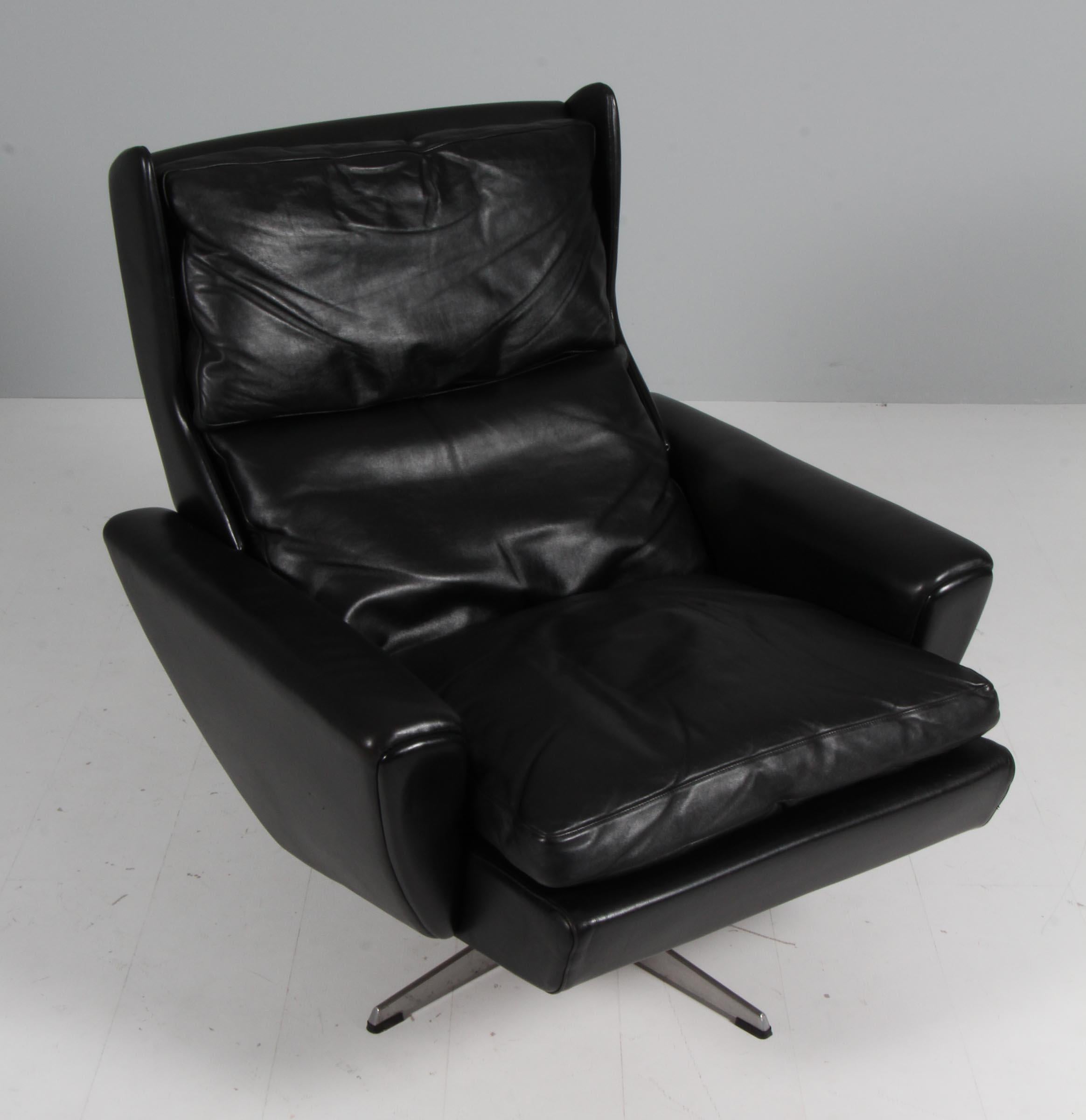 Milieu du XXe siècle Fauteuil de salon pivotant Georg Thams avec ottoman, en cuir noir d'origine.