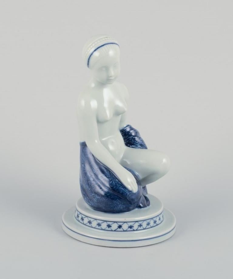 Georg Thylstrup per Royal Copenhagen. 
Rara scultura in porcellana Art Deco di una giovane donna nuda. Verniciato di blu.
Model: 1871.
Datazione: Circa 1930.
Juliane Marie mark.
Condizioni perfette.
Prima qualità di fabbrica.
Dimensioni: H. H. 17,0