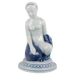 Georg Thylstrup pour Royal Copenhagen. Sculpture en porcelaine Art déco représentant une femme nue