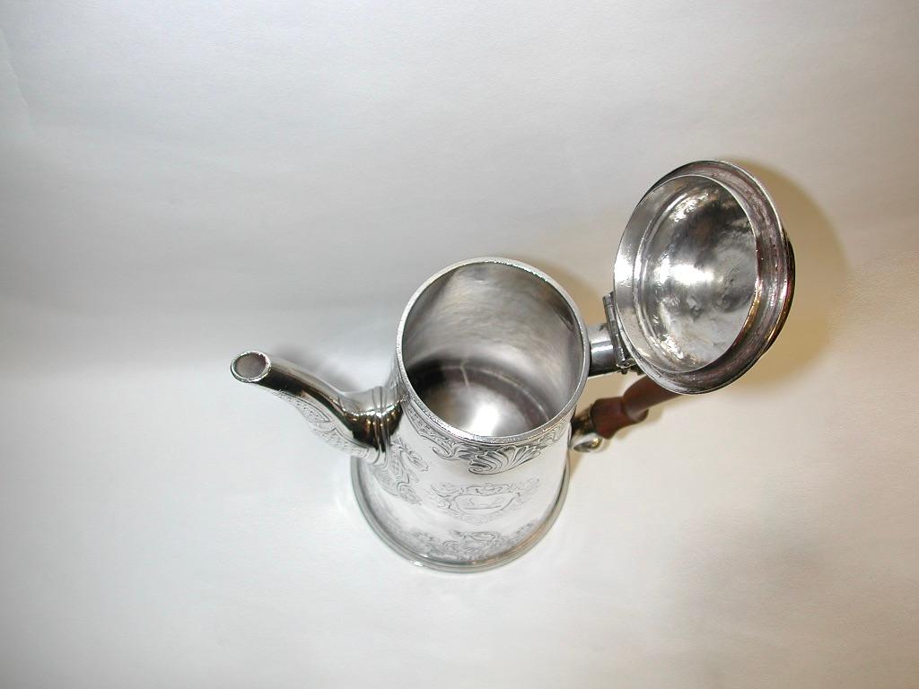George 11 silver flat chased coffee pot, dated 1735, London, David Willaume 11
Fine heavy quality flat chased coffee pot, typical of that period with original condition and patina.
22.4 troy ounces in weight, and nice fruitwood handle.
The coat