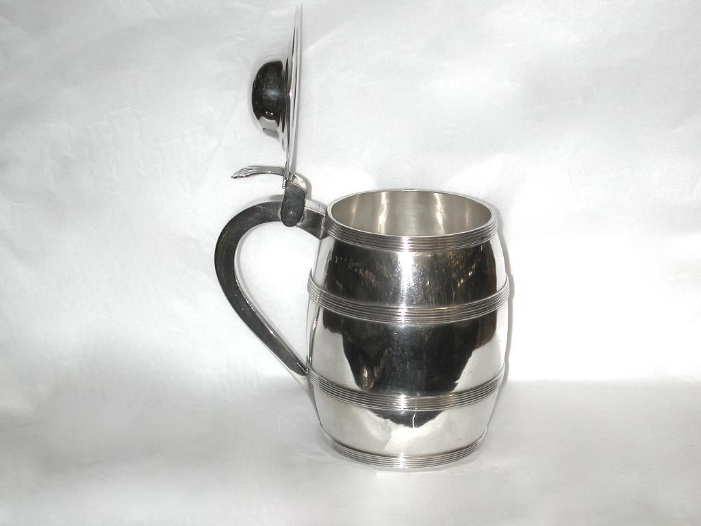 Irish silver George 111 barrel shaped 2 pint tankard with lid.
Separately hallmarked on the lid with George 111 head and Irish crowned harp.
Made by Gustavus Bryne and retailed by William Law and Son of Dublin.
Nice heavy quality qauge of