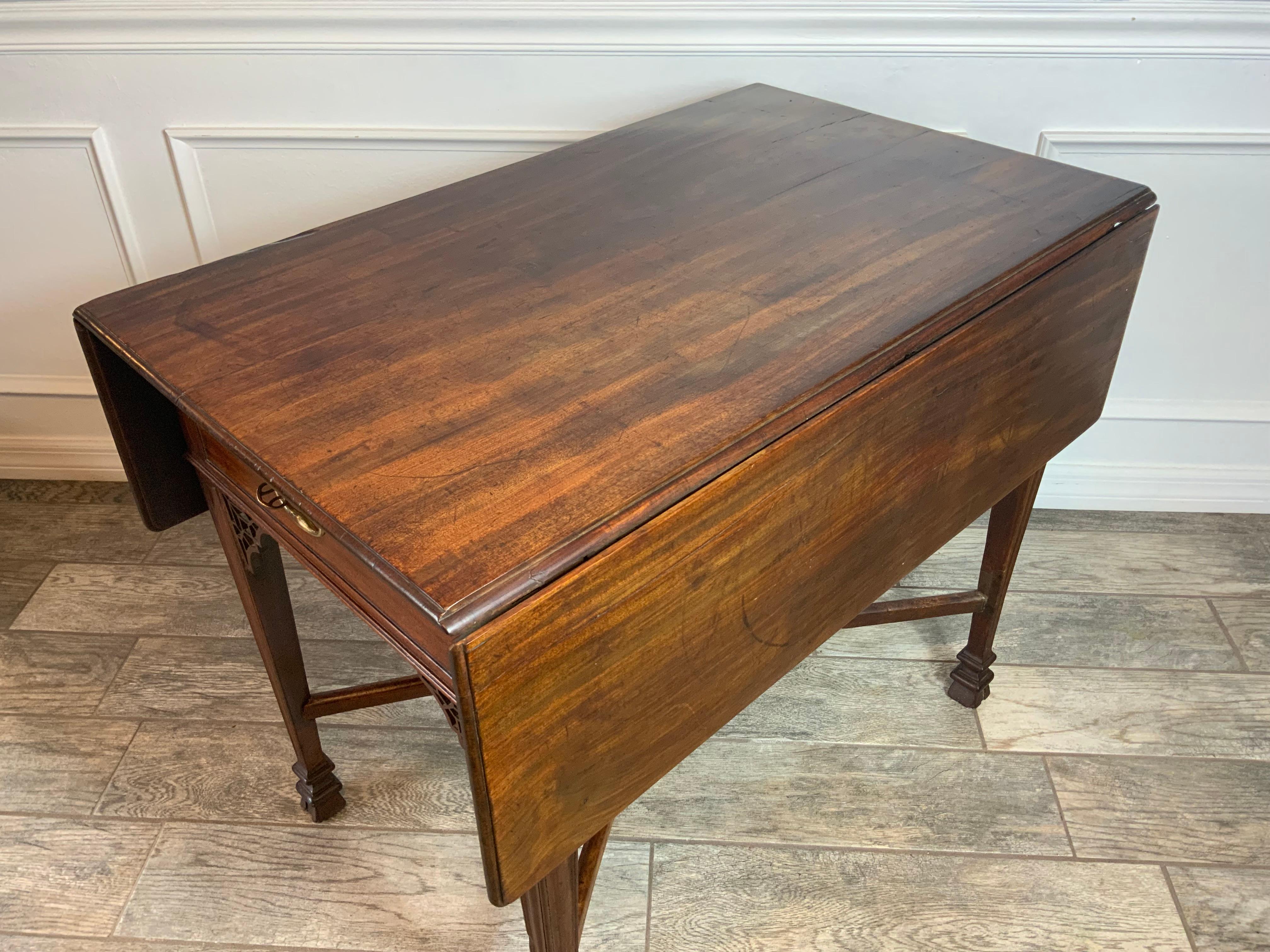 George 111 Mahagoni-Pembroke-Tisch (Chippendale) im Angebot