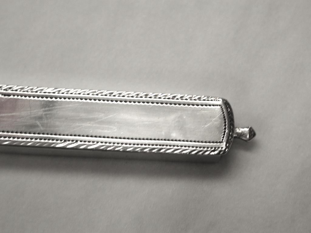 George 111 silver tooth powder box, 1798, Joseph Taylor, Birmingham
Unusual Georgian box with two compartments flush hinged in the centre for your dentifrice powder, with
bright cut edging. The small spike at the end was used to pull the whole box