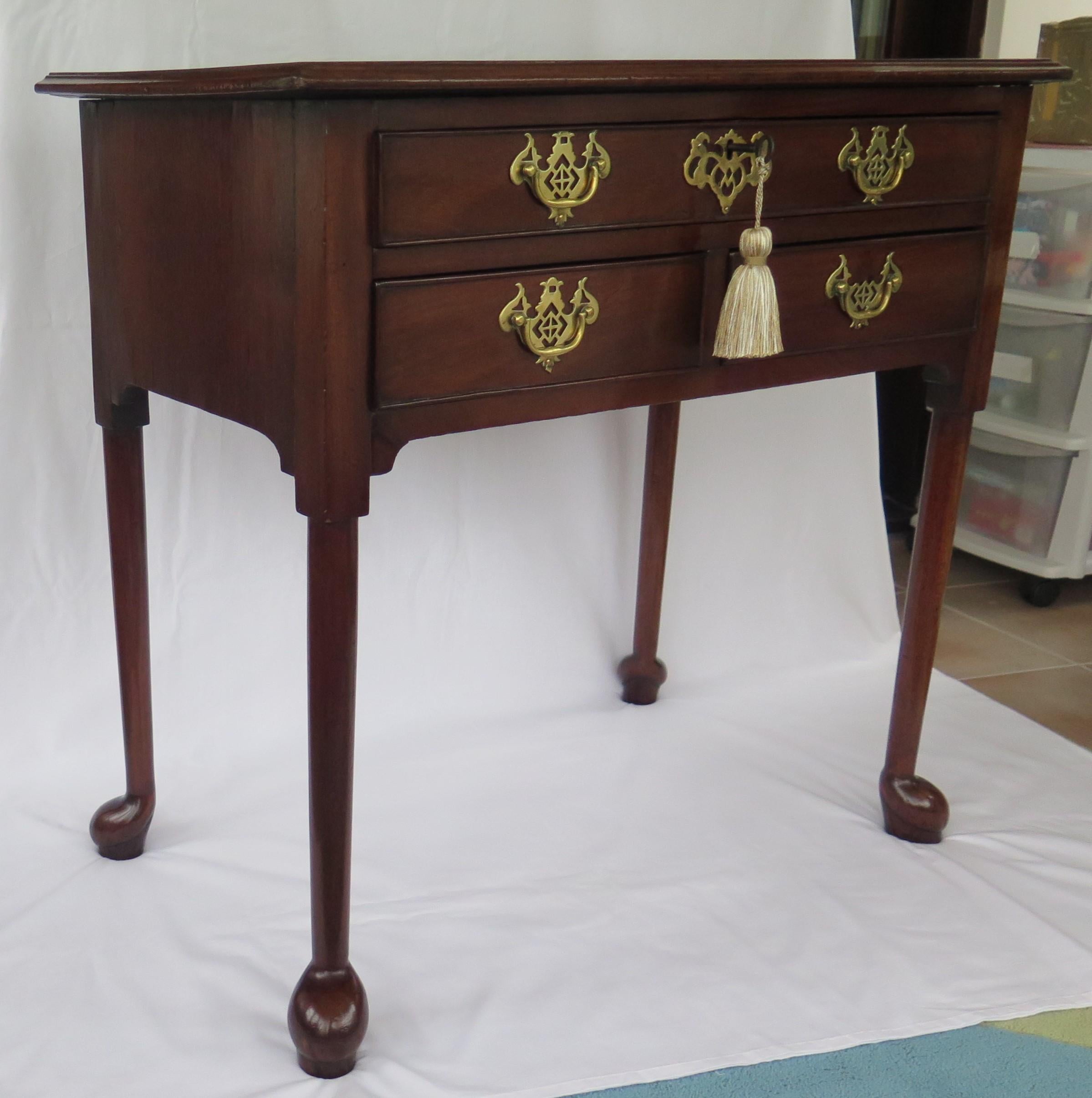 George II Lowboy 3 Drawers High Cabriole Legs Hoof Feet, Ca 1745 In Good Condition In Lincoln, Lincolnshire