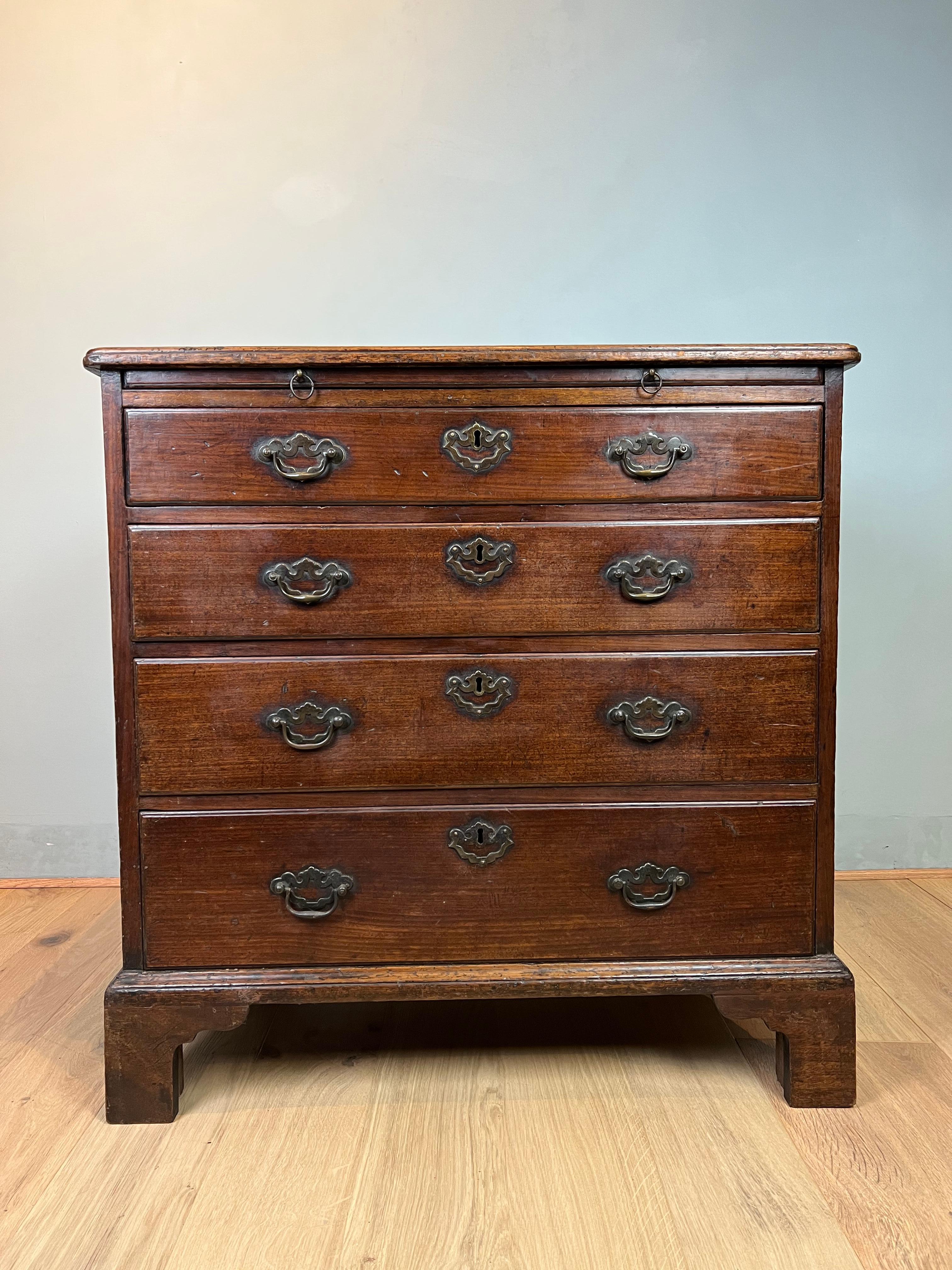 This George the 2nd chest of drawers is made from fine quality Virginian walnut, which has aged to lovely caramel tones. Sweet size, made in the mid 18th century, it has nice fine oak linings and the original oak back boards.
A retractable brushing