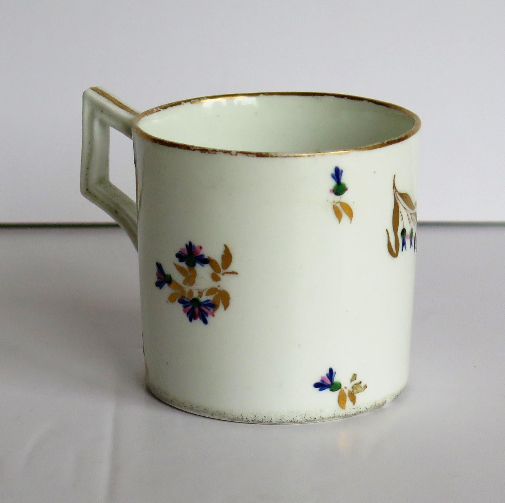 George 3rd Derby Coffee Can Chantilly Sprigs Pattern 129, circa 1805-1810 In Good Condition In Lincoln, Lincolnshire