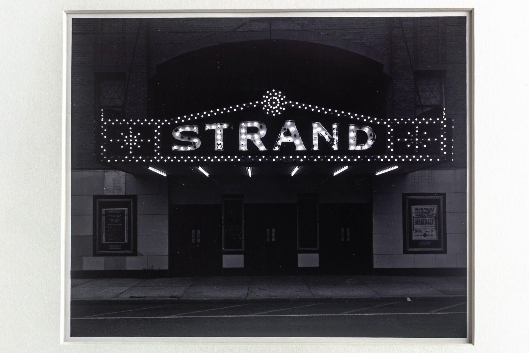 George A. Tice Seltsames Theater Originalfotografie 1973
Gelatinesilberdruck, rückseitig signiert (abgebildet)