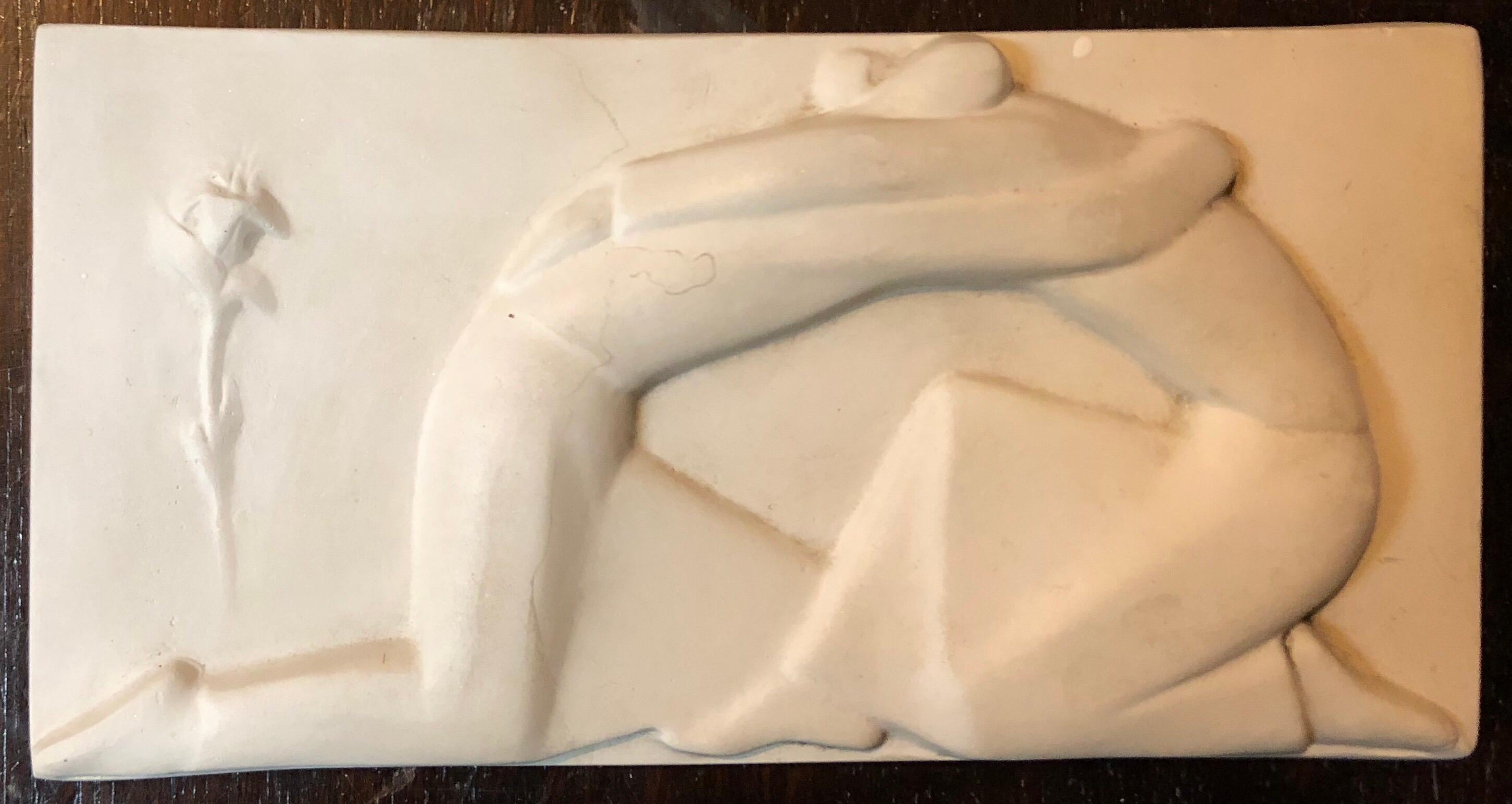 Embrace:: rose:: sculpture en plâtre en relief:: plaque Art déco:: artiste WPA - Sculpture de George Aarons
