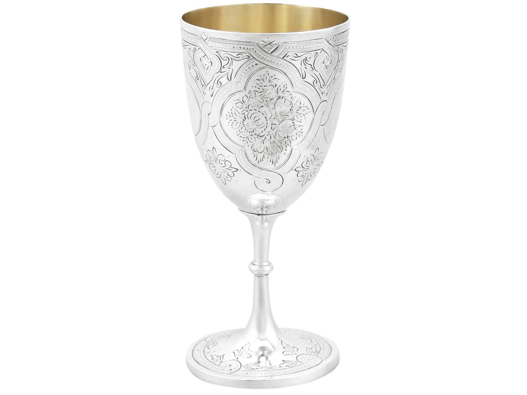Excepcional, fina e impresionante copa antigua victoriana inglesa de plata de ley fabricada por George Adams; una adición a nuestra colección de platería relacionada con el vino y las bebidas

Esta excepcional copa de plata de ley antigua tiene