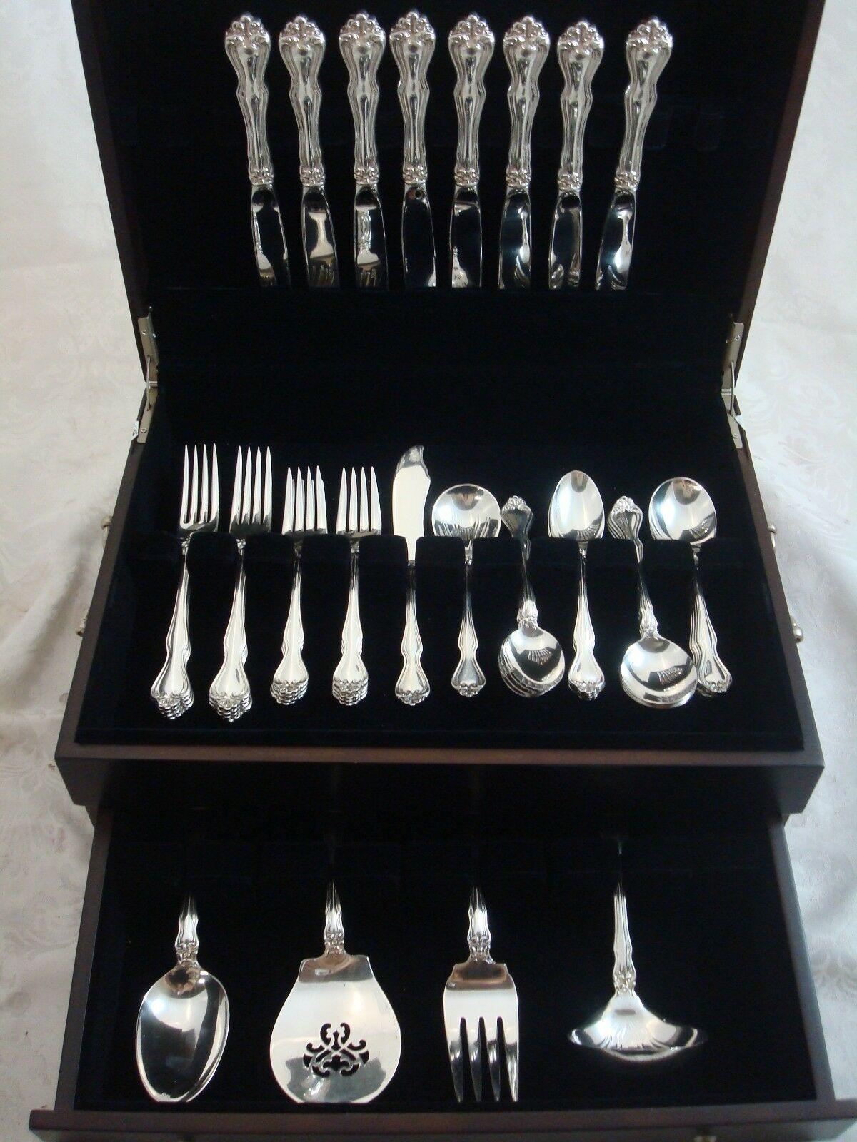 Beautiful George & Martha by Westmorland sterling silver Flatware set - 46 Pieces. This set includes:

8 knives, modern blades, 9