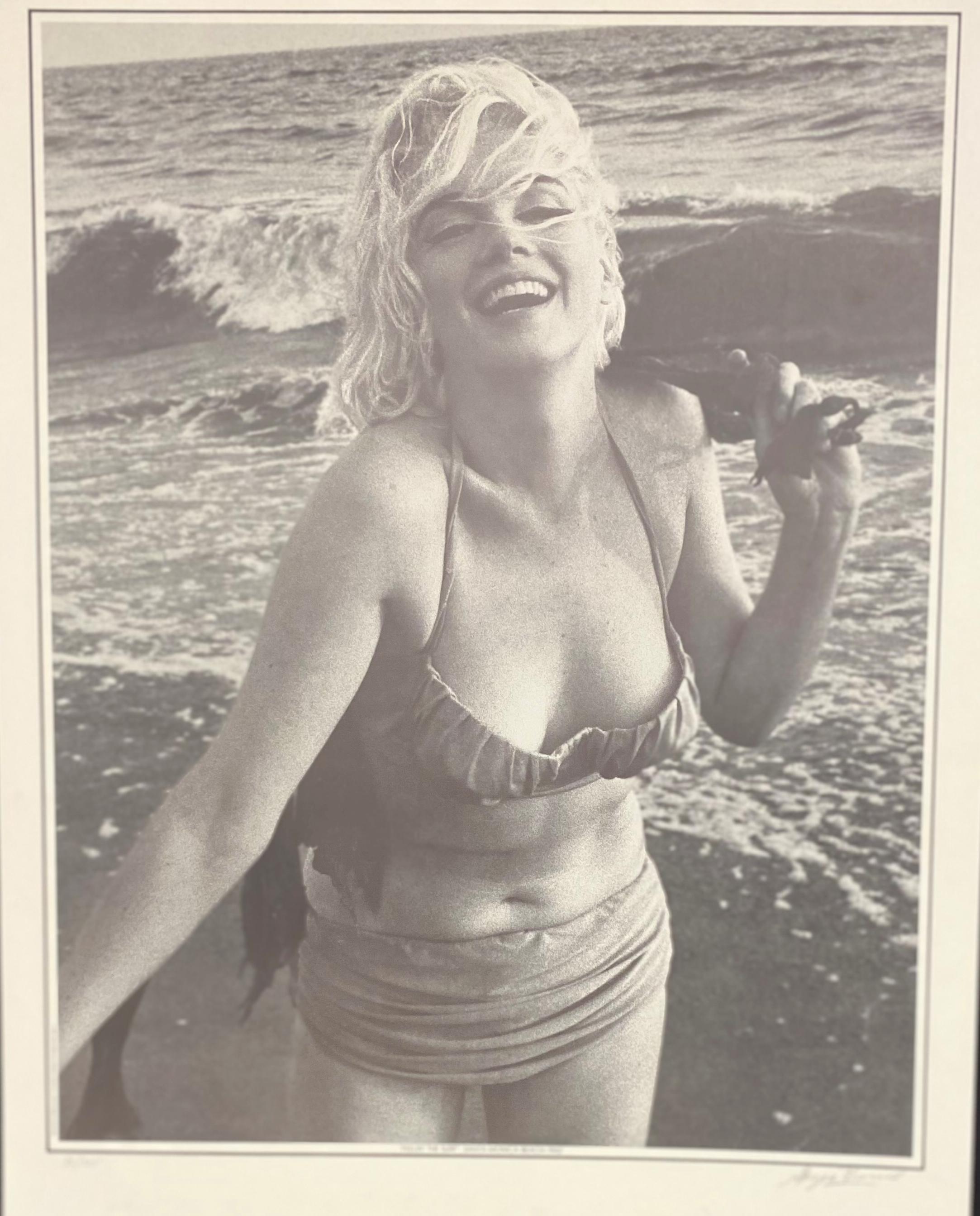 Aufgenommen am Strand von Santa Monica, Kalifornien, 2 1/2 Wochen vor ihrem Tod,  Dieses Foto stammt aus dem letzten Fotoshooting von Marilyn Monroe durch den Fotografen George Barris. Fotolithografie nach einem Originalnegativ. Herausgegeben von