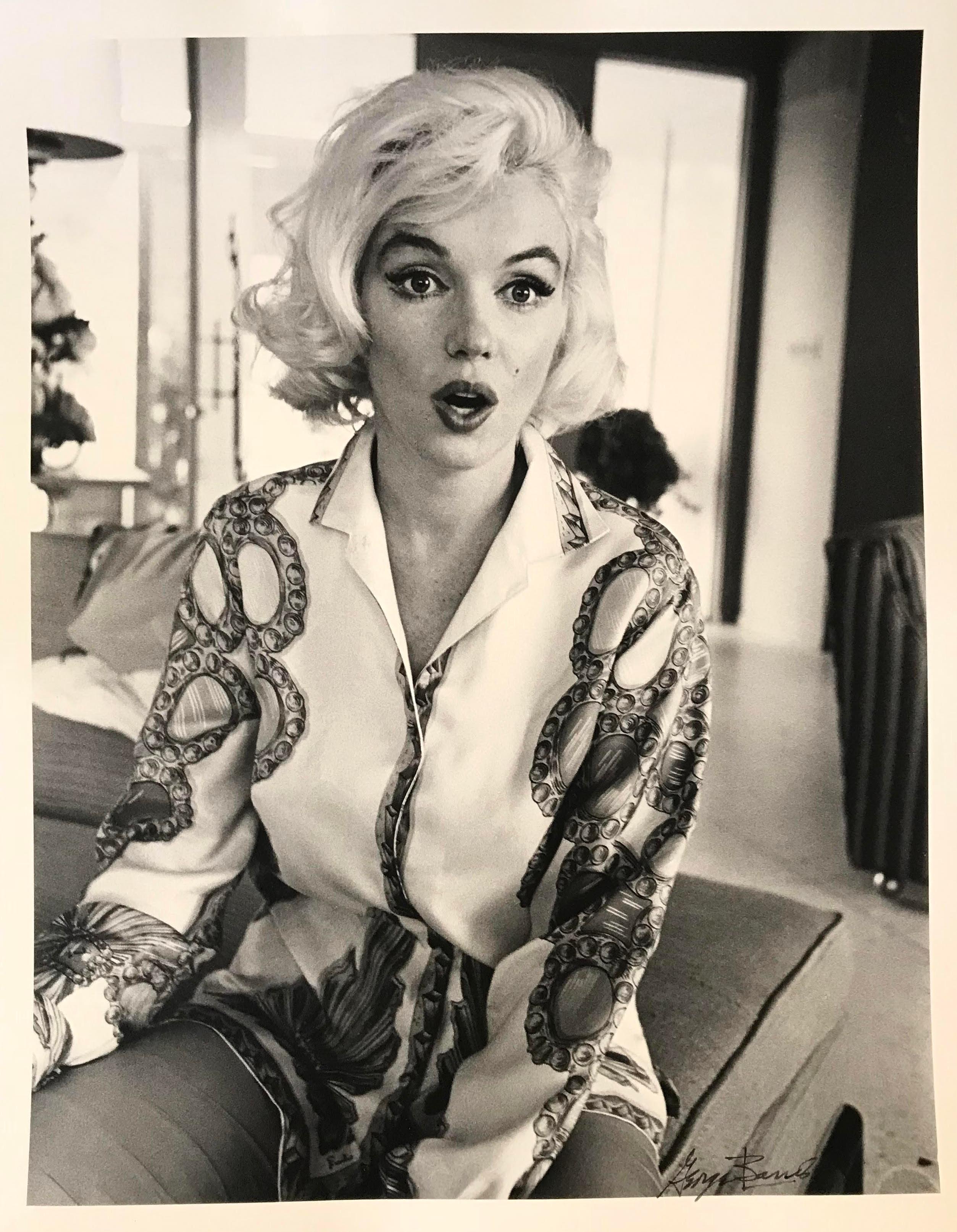 Dieses Stück ist ein Originalfoto von Marilyn Monroe vom Originalnegativ des Fotografen George Barris.  Dieses Bild wurde 1962 im Haus von Barris' engem Freund in North Hollywood aufgenommen und 1987 veröffentlicht. Barris führte auch ein intimes