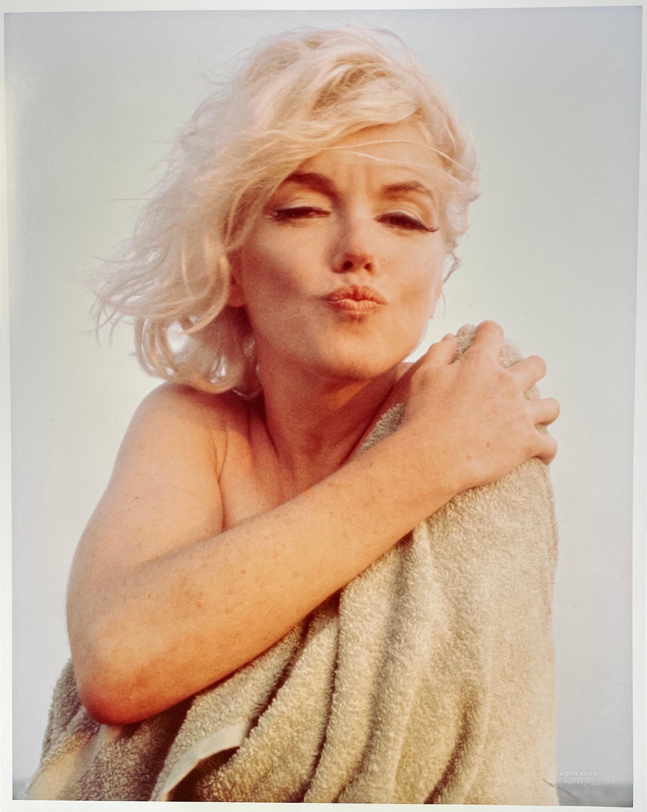 George Barris
"Der Kuss" aus "Die letzten Fotos" 
Gedreht 1962, gedruckt zu einem späteren Zeitpunkt
Originalfotografie vom Originalnegativ 
Rückseitig gestempelt mit dem Copyright der "Edward Weston Collection", außerdem Blindprägung "Edward Weston