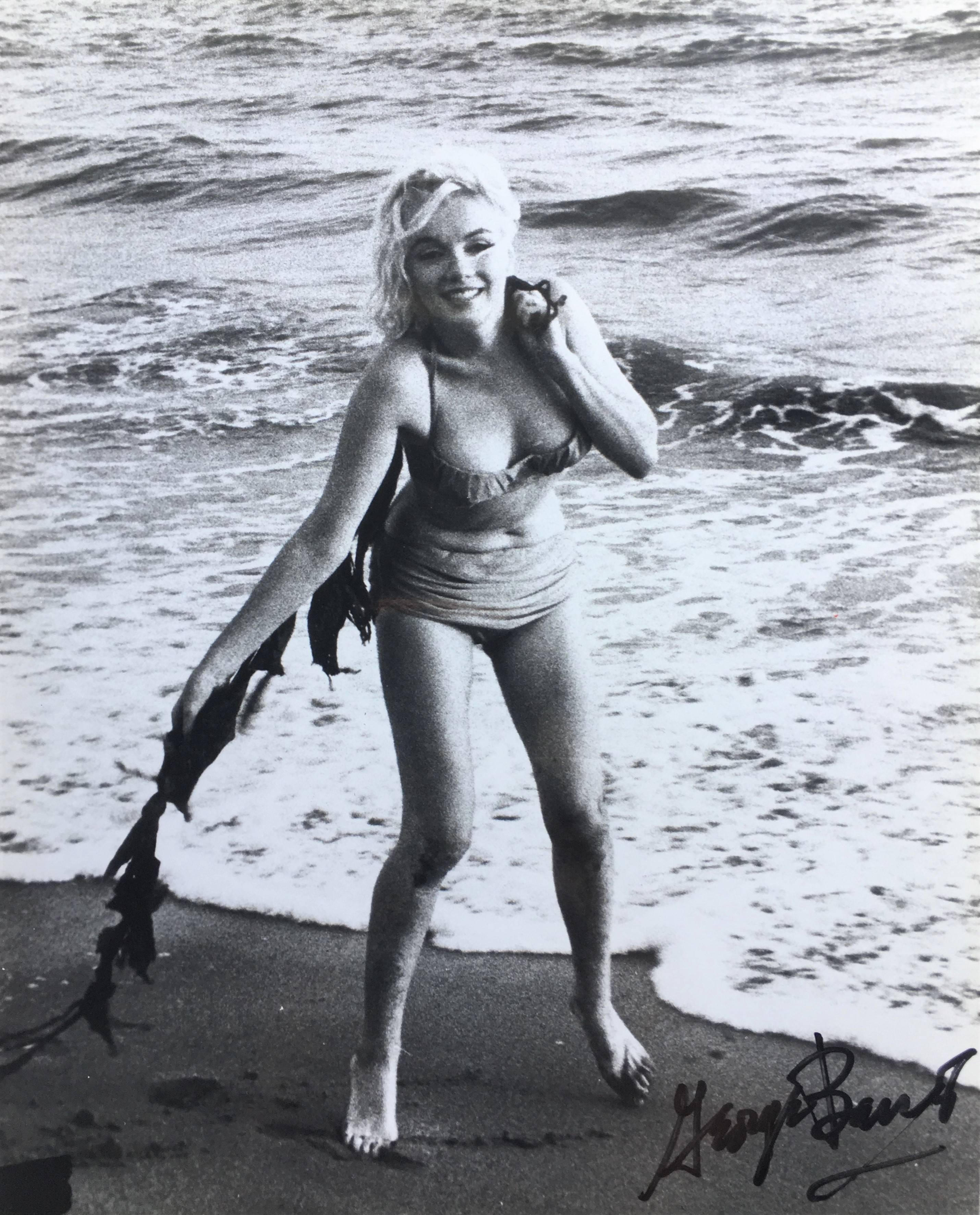 Dieses Foto von Marilyn Monroe wurde 1962 vom Fotografen George Barris am Strand von Santa Monica in Kalifornien aufgenommen. Dieses Foto stammt aus einer Sammlung mit dem Titel "The Last Photos", einer Serie von Bildern von Marilyn Monroe, die als