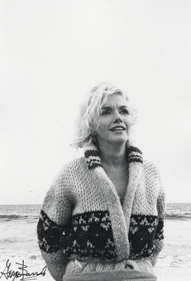 George Barris - Pull Marilyn Monroe en tricot sur la plage - Photographie  d'origine vintage sur 1stDibs