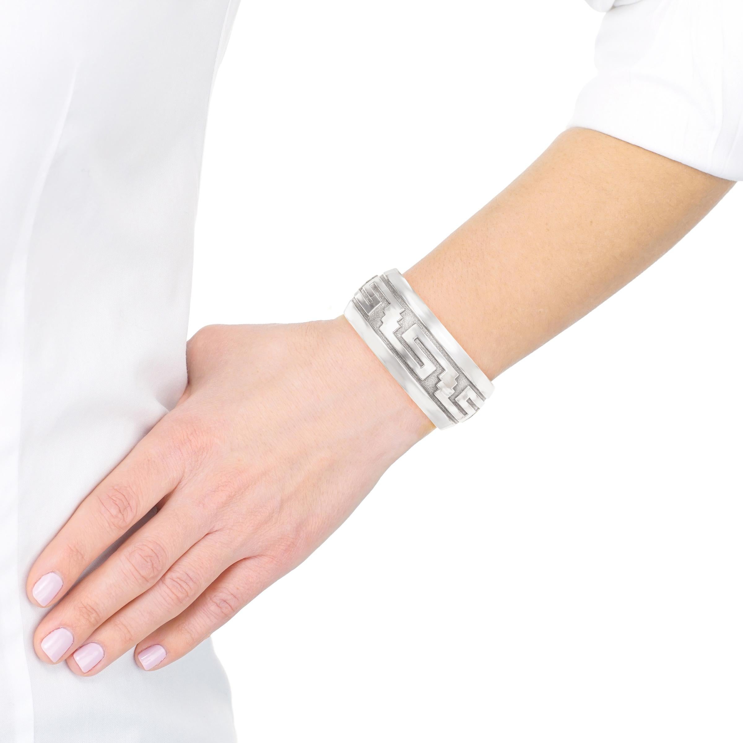 Ca. 1990er Jahre, Sterling, von George Begay, Amerikaner. Dieses massive Armband aus Sterlingsilber, das ein traditionelles Motiv mit einer modernen Form verbindet, ist der Navajo-Chic in seiner elegant-zurückhaltenden Art. Handgefertigt mit