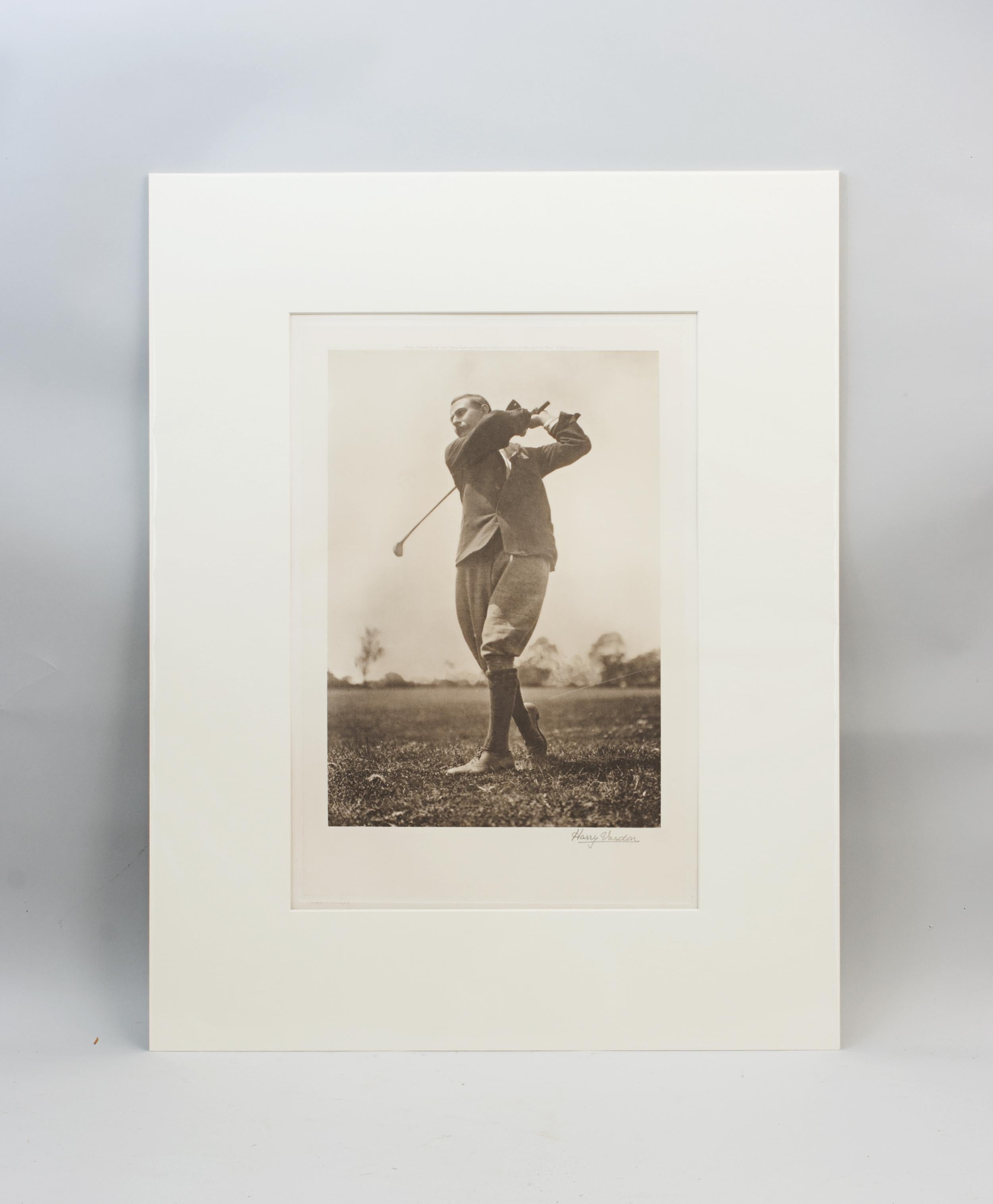 Golf Print, Harry Vardon von Beldam.
Eine schöne Golf-Fotogravur von Harry Vardon von George Beldam, signiert mit Bleistift von Harry Vardon selbst. Veröffentlicht von der Swan Electric Engraving Company, Northumbria House, 116 Charing Cross Road,