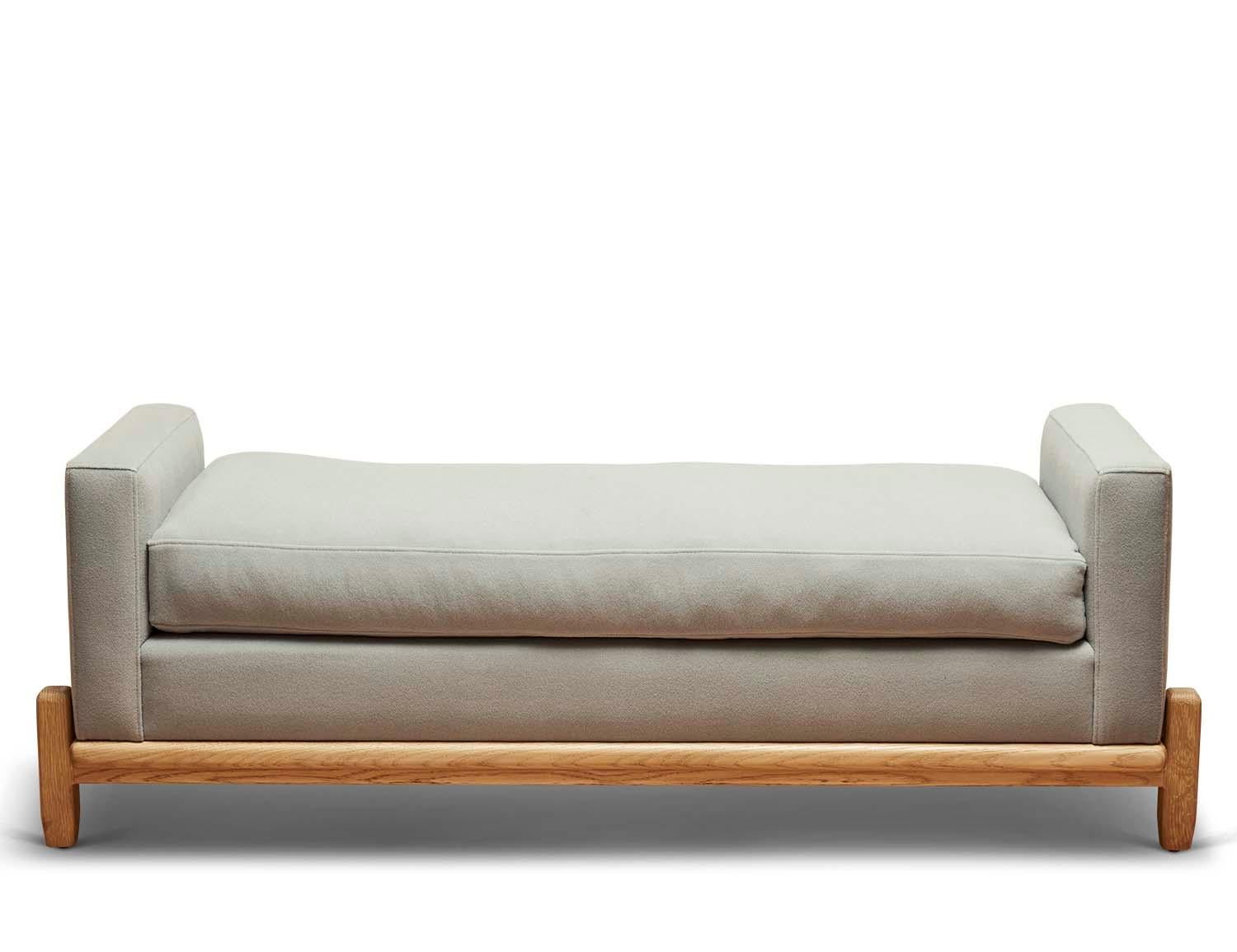 Le banc George fait partie de la collection réalisée en collaboration avec le designer d'intérieur Brian Paquette. La silhouette à profil bas repose sur une base en bois massif sculptée. Cette pièce est disponible dans les finitions exclusives BP