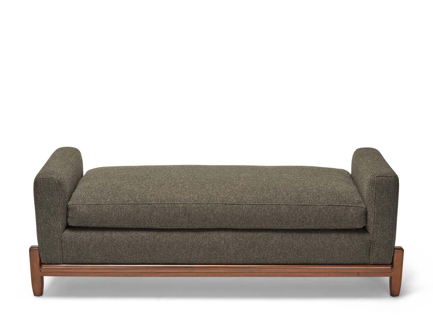 Le banc George fait partie de la collection réalisée en collaboration avec le designer d'intérieur Brian Paquette. La silhouette à profil bas repose sur une base sculptée en bois massif. Cette pièce est disponible dans les finitions exclusives BP