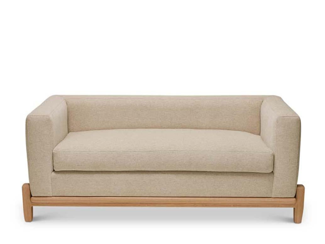 Le banc George fait partie de la collection réalisée en collaboration avec le designer d'intérieur Brian Paquette. La silhouette à profil bas repose sur une base sculptée en bois massif et est disponible avec ou sans dossier.

La collection