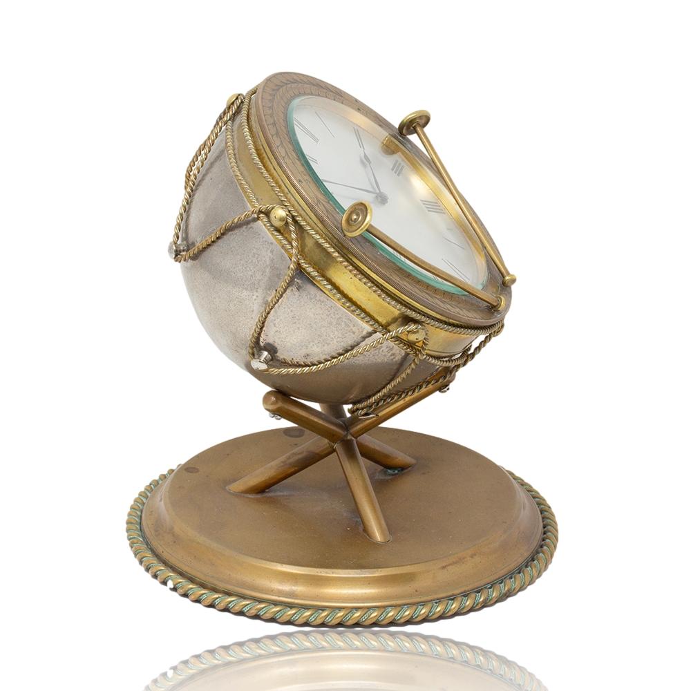 De nuestra colección de Relojes, nos complace ofrecer este Reloj de tambor George Betjemann Novelty, fechado en 1873. El reloj está modelado en forma de tambor de timbal elevado sobre un trípode encima de una base de zócalo circular con un borde de