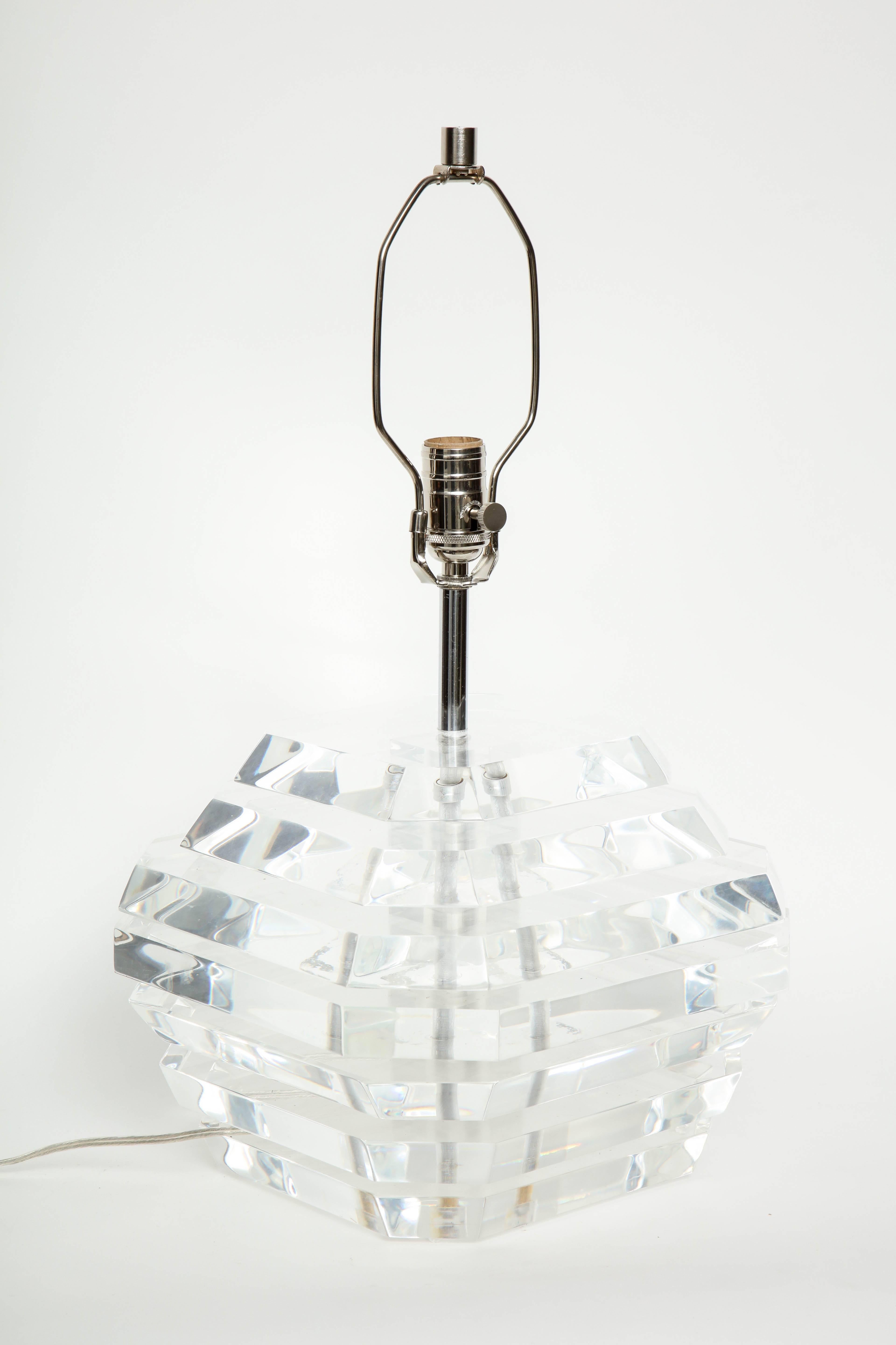 Paire de lampes empilées en Lucite conçues par George Bullio, avec des bases trapézoïdales stylisées aux bords biseautés. Recâblé pour une utilisation aux USA, ampoules 100W max.